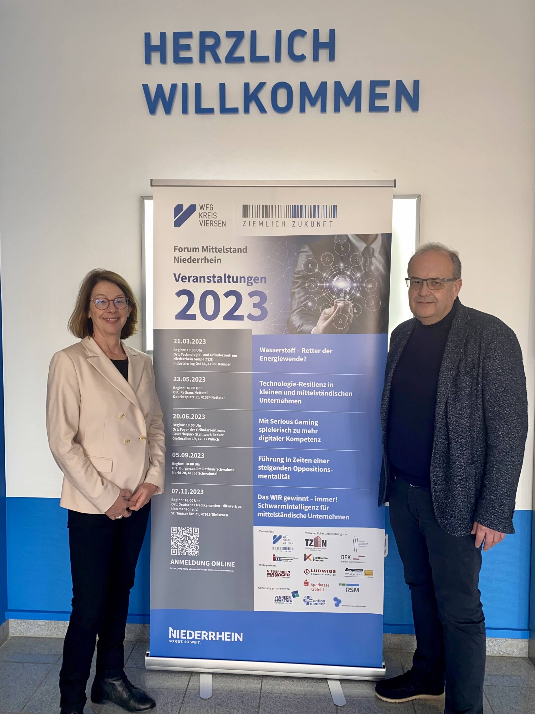 Der Geschäftsführer der WFG, Dr. Thomas Jablonski, und Organisatorin Uta Pricken präsentieren das Programm für das Forum Mittelstand 2023. 