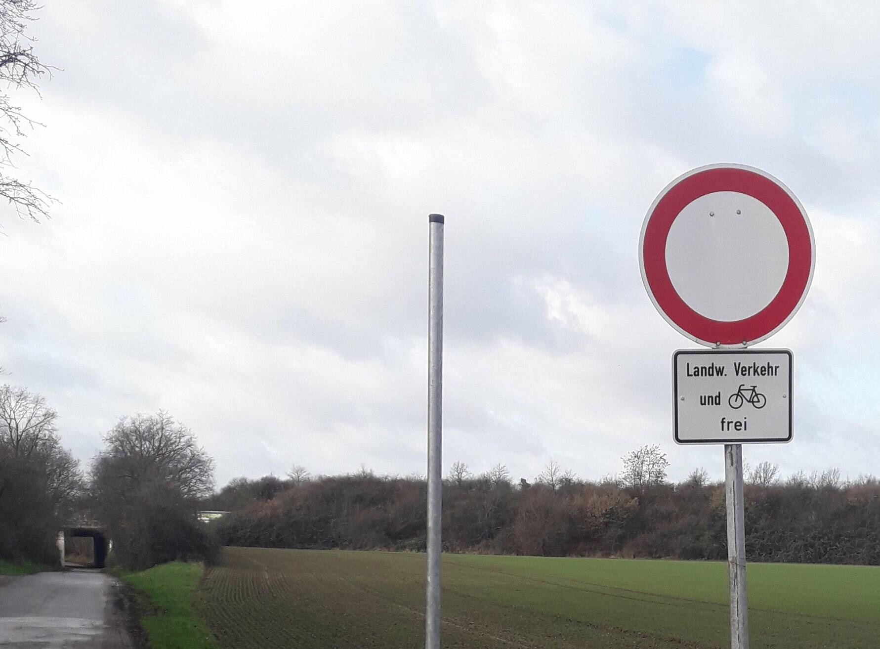 Schilderdiebstahl an der Kreuzung Am Berg/Im