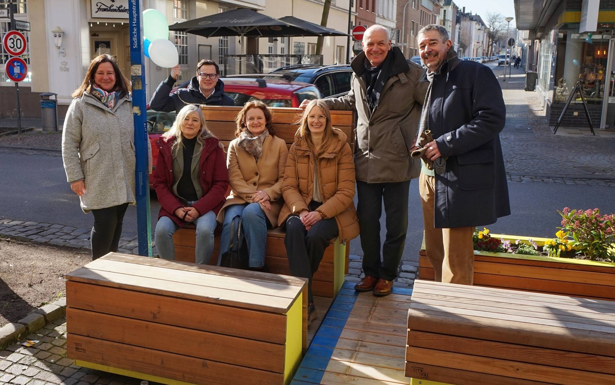 Bei einer Begehung der fünf Terrassen-Standorte im Bereich der südlichen Hauptstraße (v.l.): Claudia Habner (Zukunftsnetz Mobilität NRW), Florian Szepan (Stadt Viersen), Susanne Fritzsche (Technische Beigeordnete), Susanne Sartingen (Ratsmitglied CDU), Stella Schwietering (Zukunftsnetz Mobilität NRW), Harald Droste (Fachbereichsleiter Stadtentwicklung), Jörg Eirmbter-König (Ratsmitglied Bündnis 90/Die Grünen). 