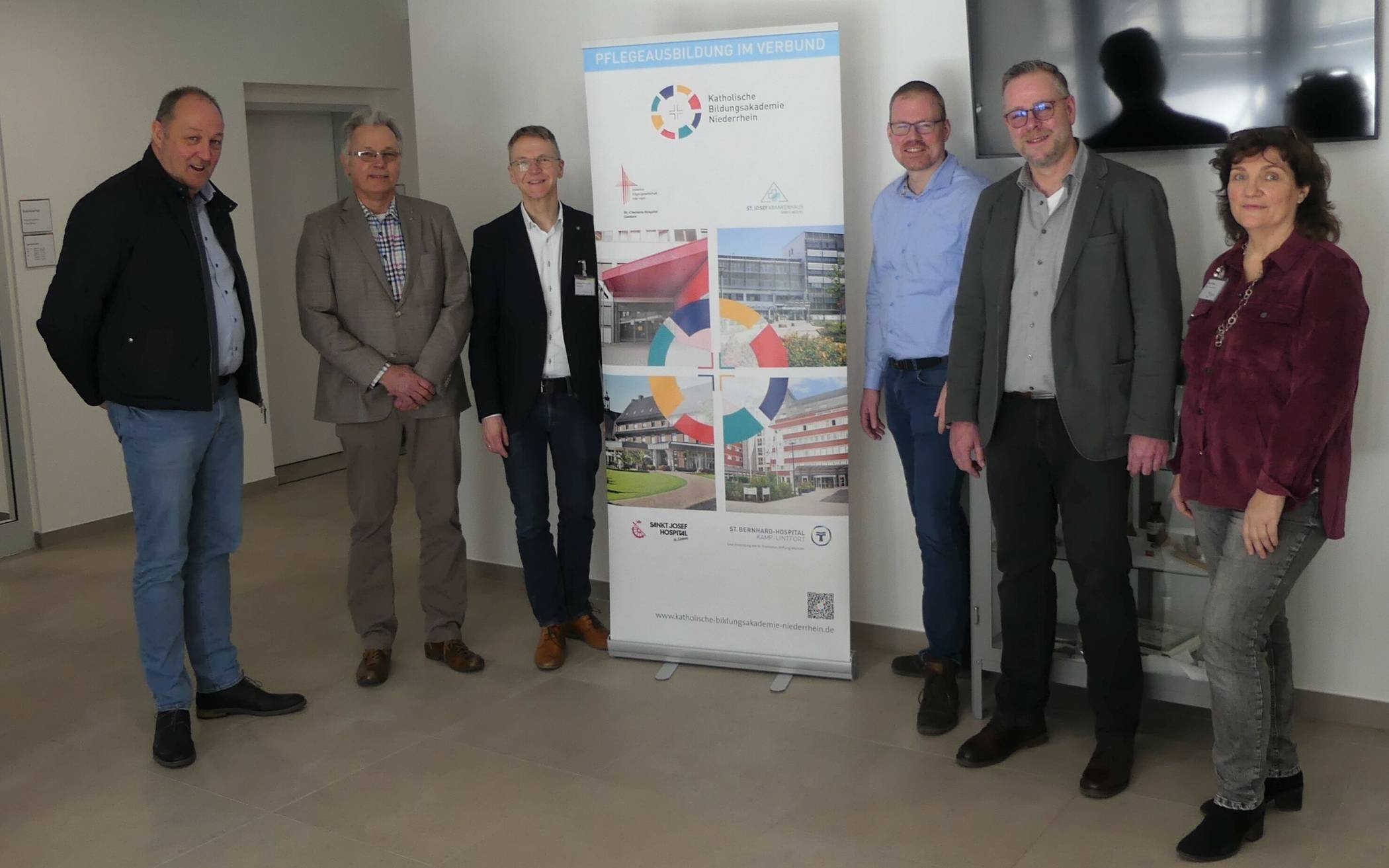 Freuen sich über den Bezug des Neubaus der Katholischen Bildungsakademie Niederrhein (v. li.): Thomas Weyers, Christian Lanz, Clemens Roeling, Andre Geurtz, Mario Gerdes und Beate Kramer. 