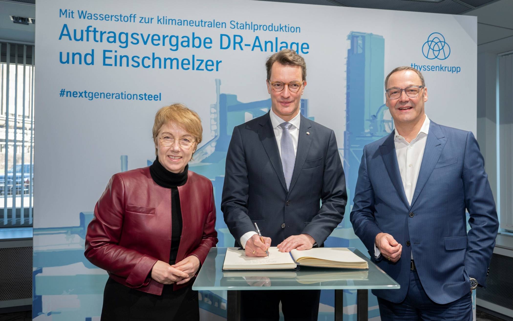 Thyssenkrupp-Chefin Martina Merz, Ministerpräsident Hendrik Wüst und Thyssenkrupp-Steel-Chef Bernhard Osburg 