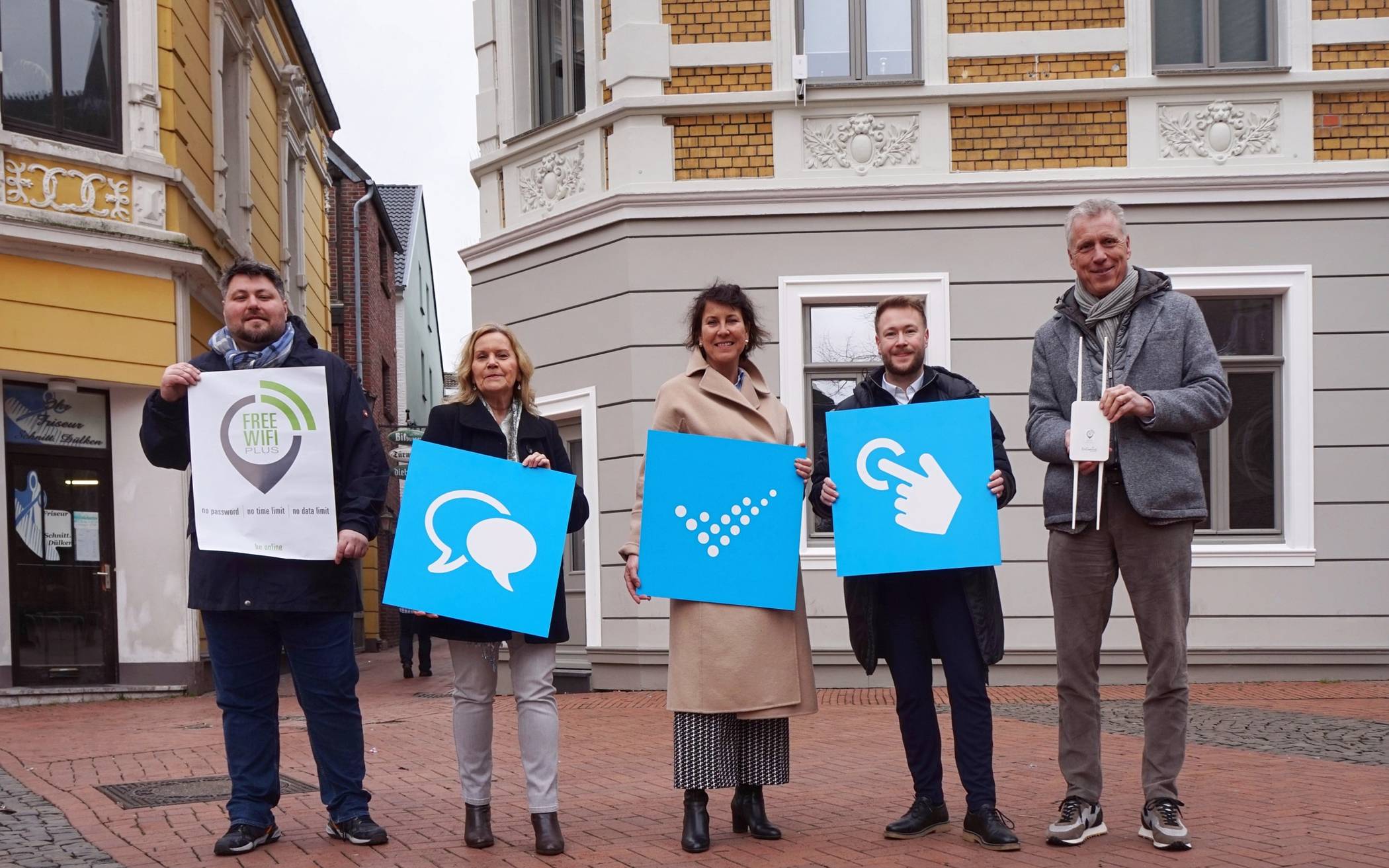 Daniel Brown (Chief Digital Officer Stadt Viersen), Sabina Rodgers Seifert (Kulturzentrum Niederrhein), Bürgermeisterin Sabine Anemüller, Michael Sammrey, (Kundenbetreuer mySPOT Marketing Free Wifi Plus), Jürgen Cleven (Vorstandsvorsitzender Volksbank Viersen) (v.l.). 