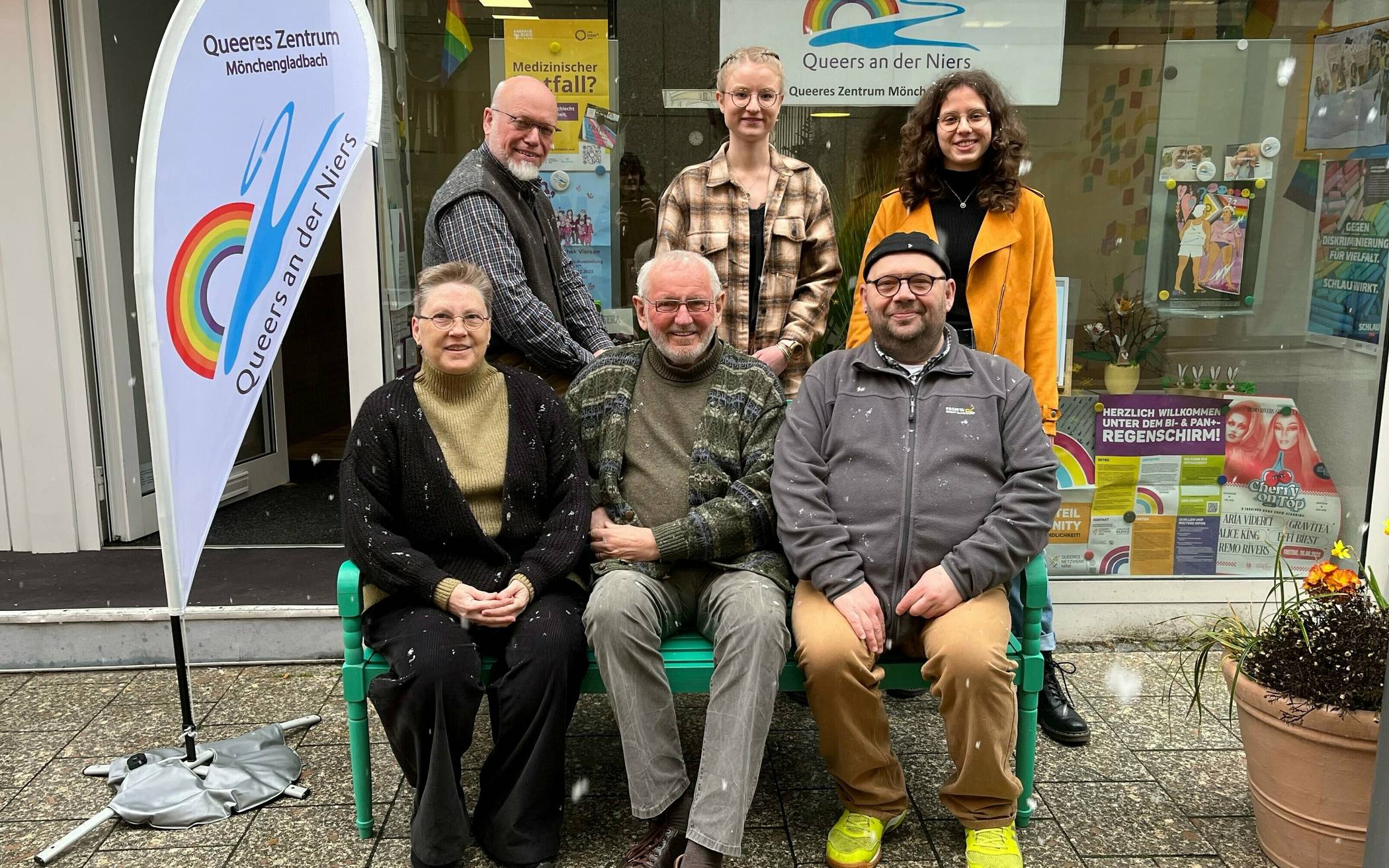 Viel zu tun im Queeren Zentrum: (v.l.o.n.r.u.): Peter Breuer-Tervooren, Annika Reetz und Emma-Sophie Richter vom HONOUR-Projekt der Hochschule Niederrhein, Heike Kivelitz, 1. Vorsitzende Queers an der Niers e.V., Paul Breuer, Udo van Deursen, 2. Vorsitzender. 
