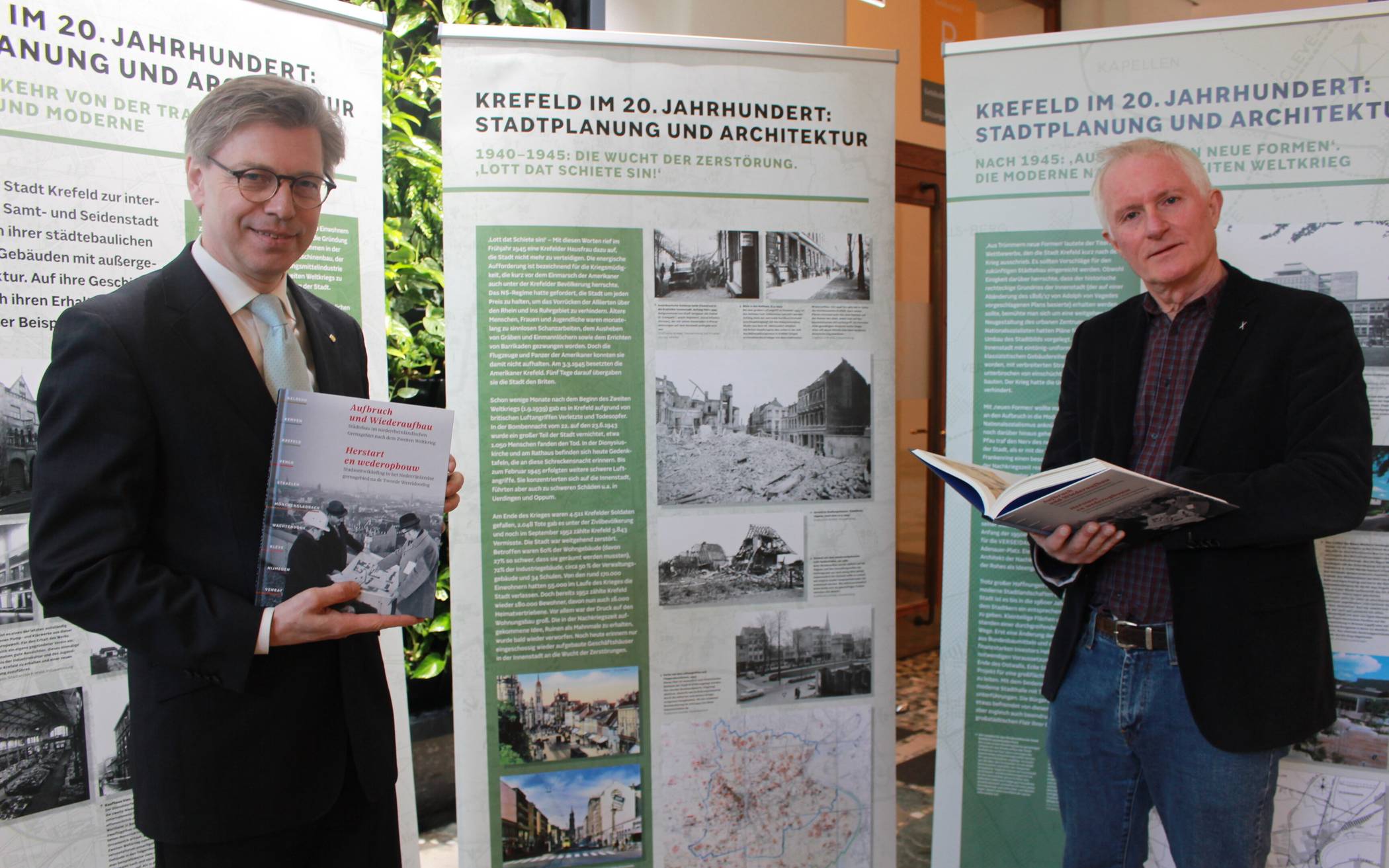 Präsentieren im Foyer des Rathauses Ausstellung