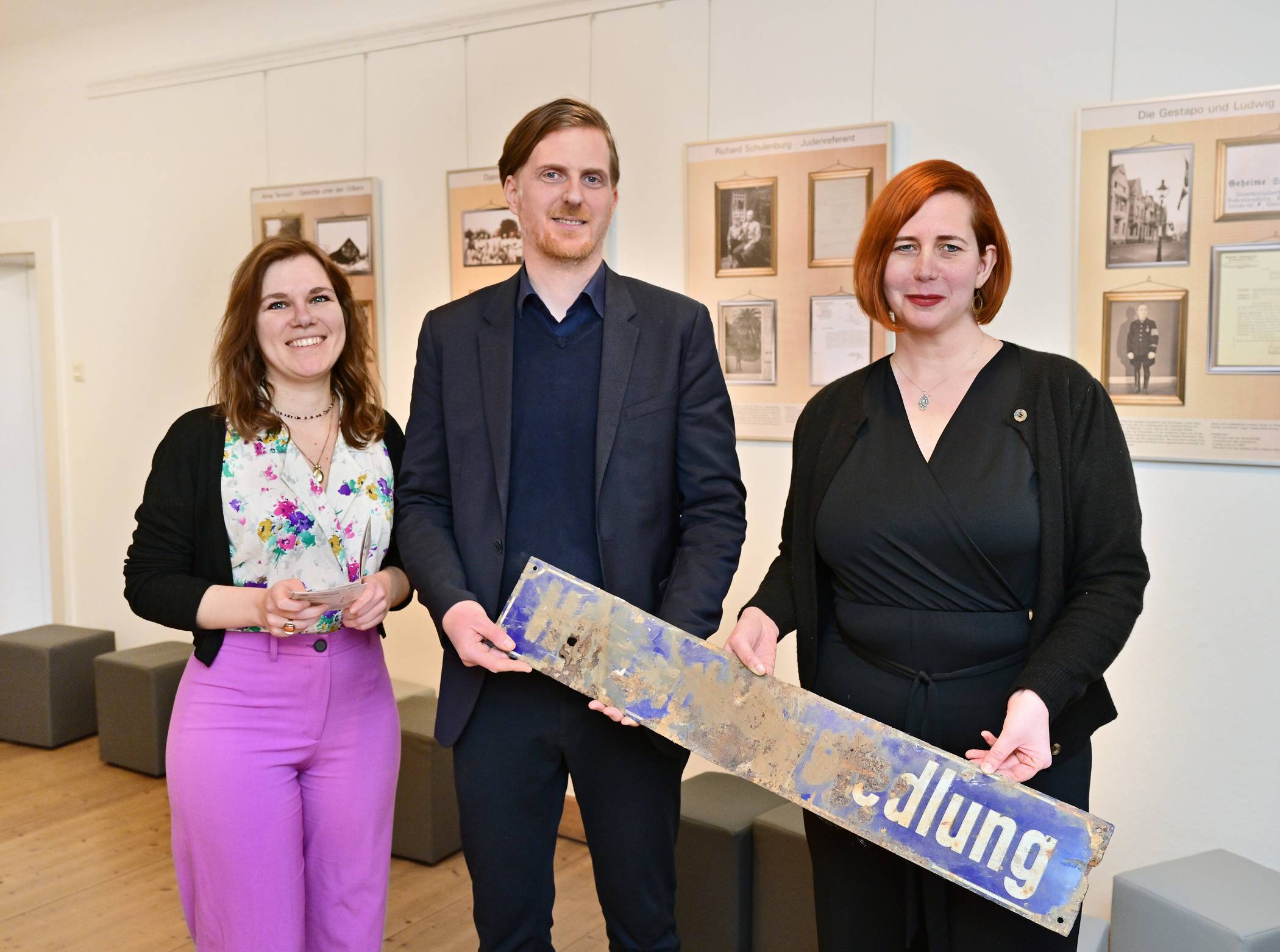 Arbeiten an einem neuen Konzept für die Dauerausstellung in der NS-Dokumentationsstelle Krefeld: (v.l.) Franziska Penski, Robert Muschalla und Sandra Franz, Leiterin der NS-Dokumentationsstelle. Foto: Stadt Krefeld, Bischof
