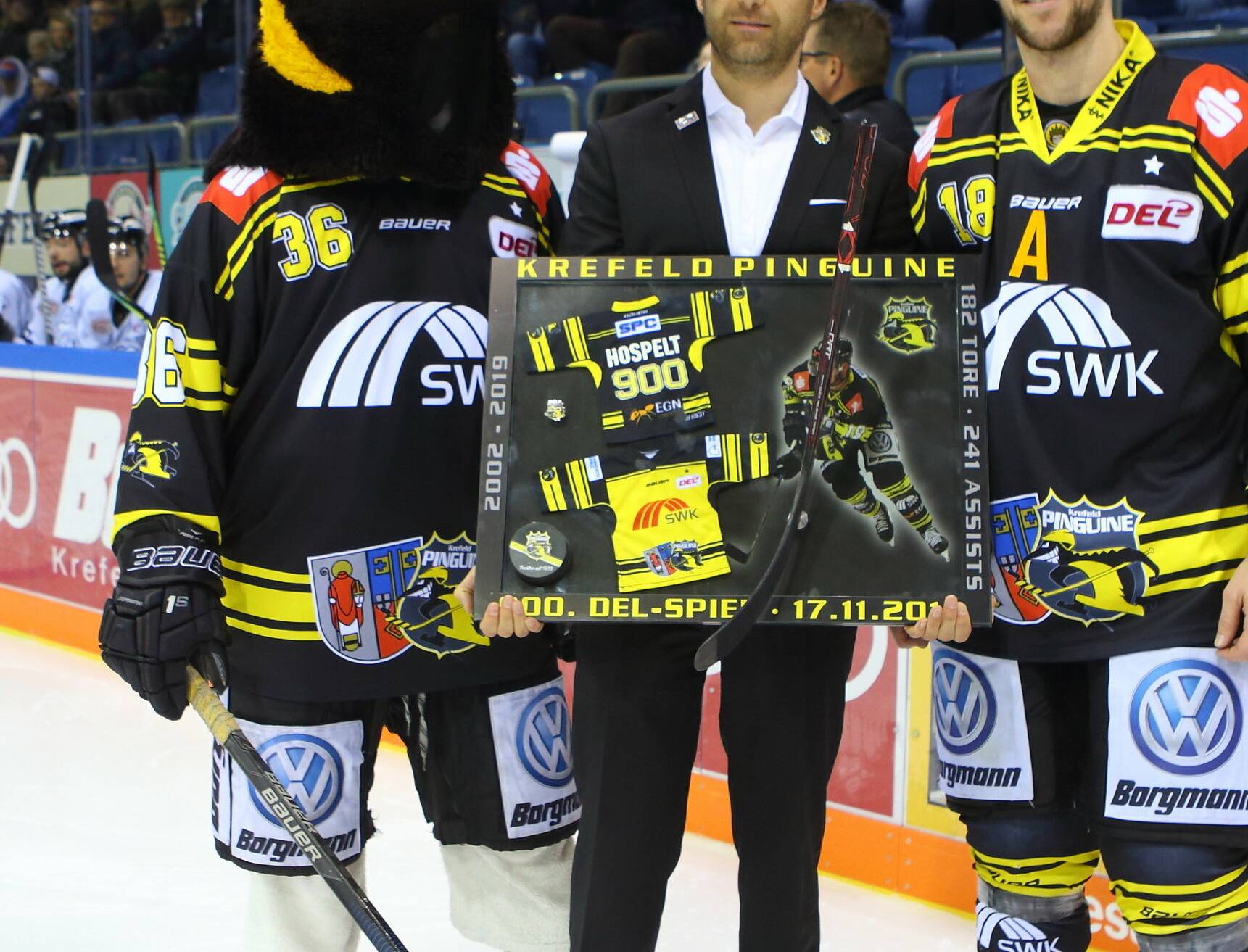  Matthias Roos (Mitte) war viele Jahre Geschäftsstellenleiter und Geschäftsführer der Krefeld Pinguine. Heute ist er Sportdirektor der Eislöwen Dresden. 