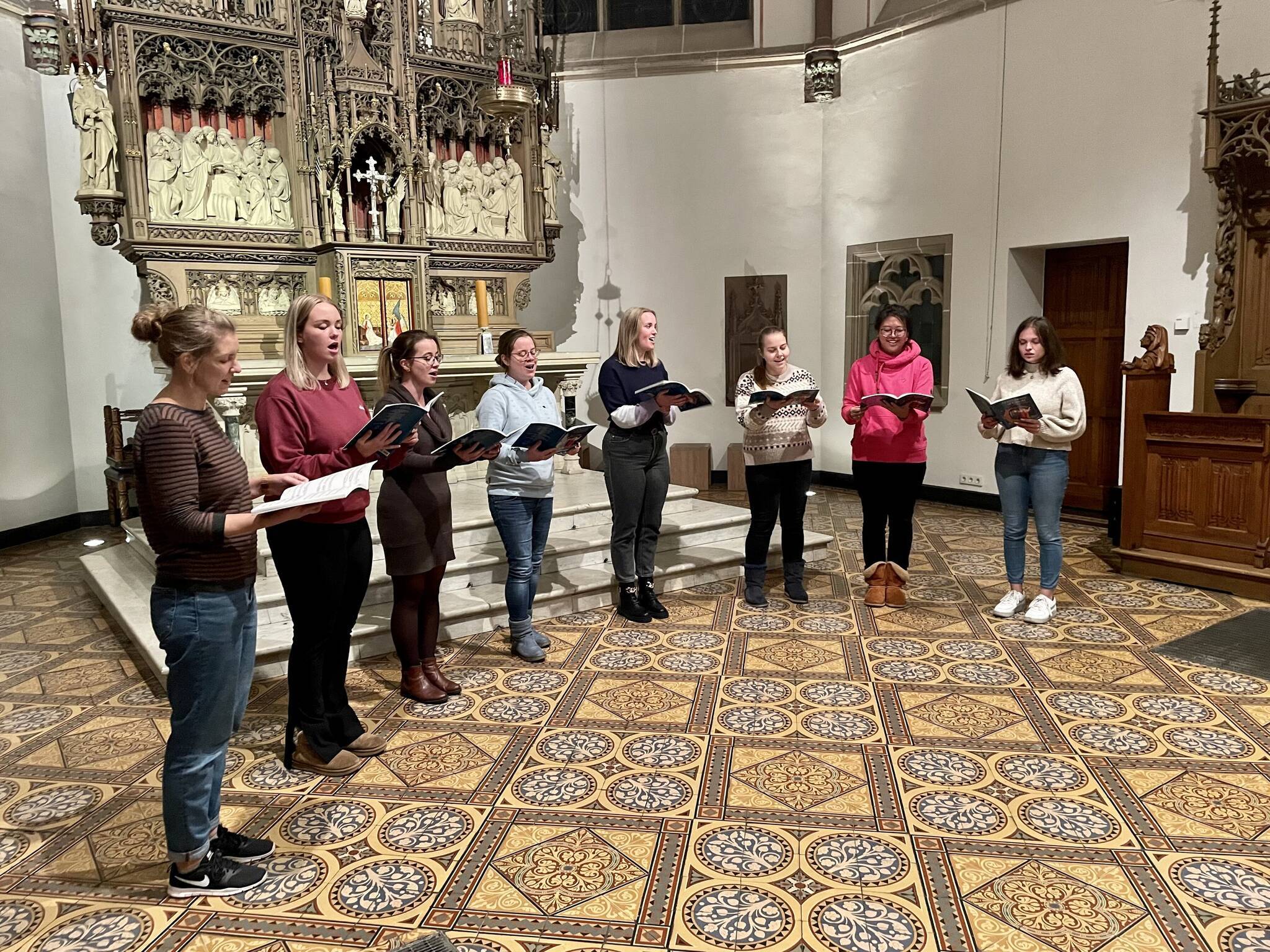  Die Musikerin Rike Casper Straetman und der Sprecherin Bärbel Schulz sind das Duo „zeitzuzeit“ und gastieren am Dienstag in der BiB (Bibliothek im Brauhaus) in Schiefbahn.  