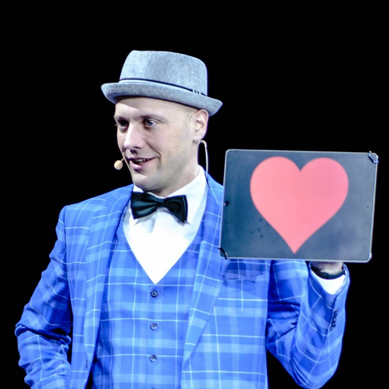 Magier Jean Olivier zaubert am 25. März im Forum Wasserturm in Lank.  