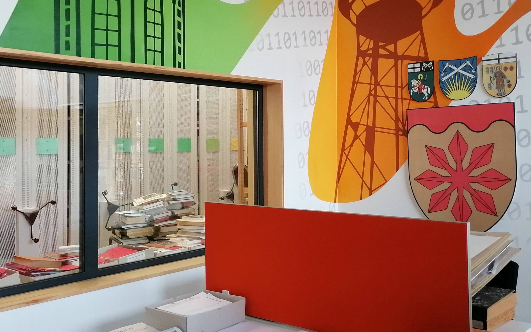  Im mit Meerbusch-Motiven bunt gestalteten Besucherraum des neuen Stadtarchivs können Interessierte Dokumente sichten oder Familienforschung betreiben. 