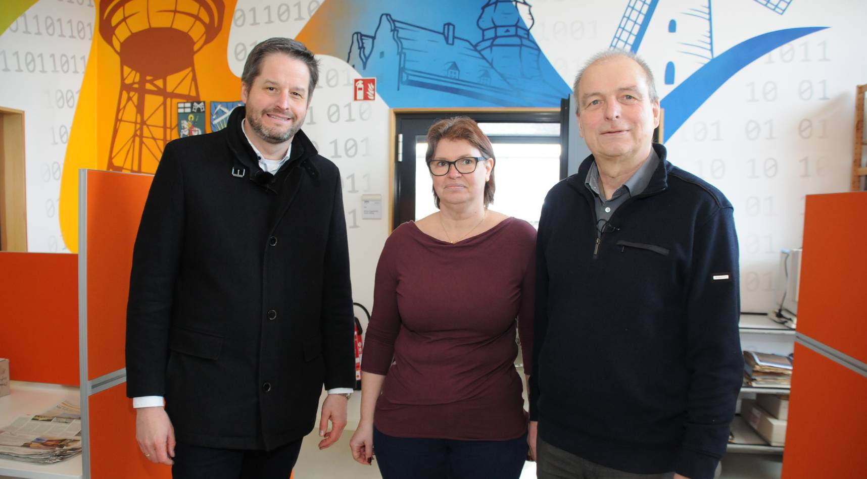  Bürgermeister Christian Bommers (l.), die stellvertretende Leiterin des Stadtarchivs Sandra Wilting und Archivleiter Michael Regenbrecht bei der offiziellen Einweihung des neuen Stadtarchivs in Osterath. 
