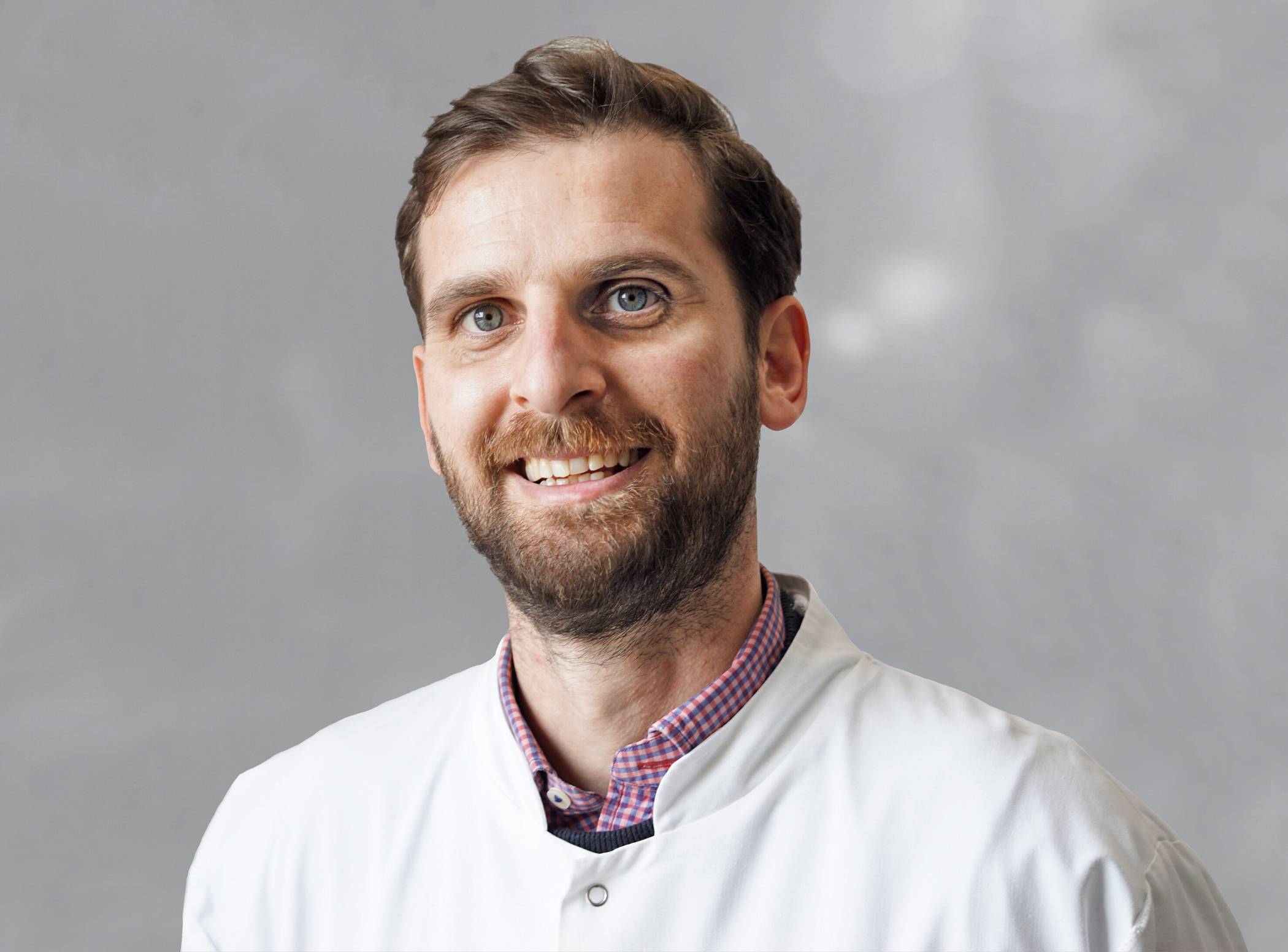 Dr. Ioannis Giannakopoulos, Leitender Oberarzt im Zentrum für Arthroskopie und Endoprothetik (ZAE).   