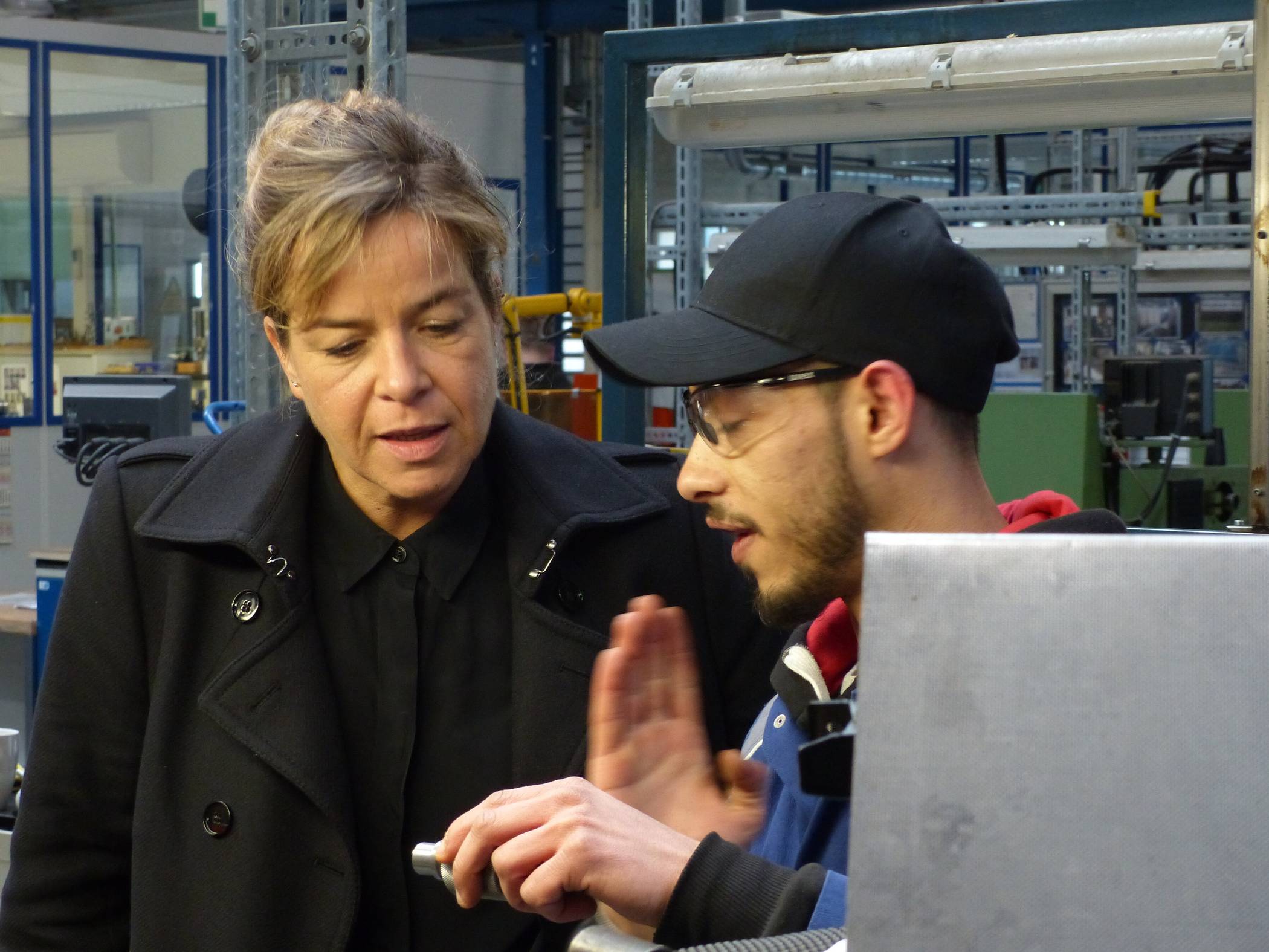 Interessiert: Ministerin  Mona Neubar informiert sich über die Ausbildung im Werk.  Foto: Outokumpu
