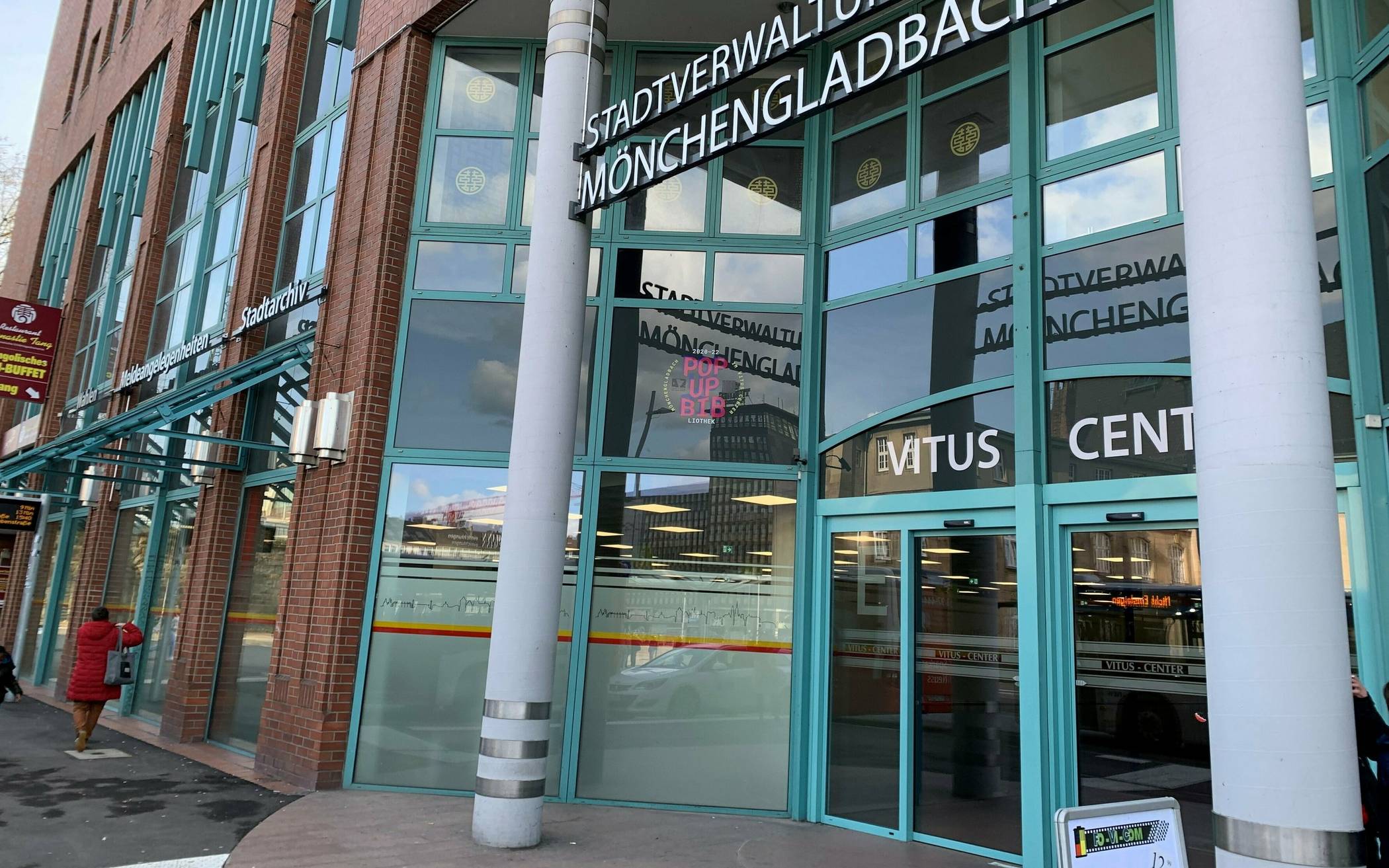 Im ersten Stock des Vituscenters (Eingang E), gegenüber dem Hauptbahnhof, werden eilige Verpflichtungserklärungen ausgestellt. 