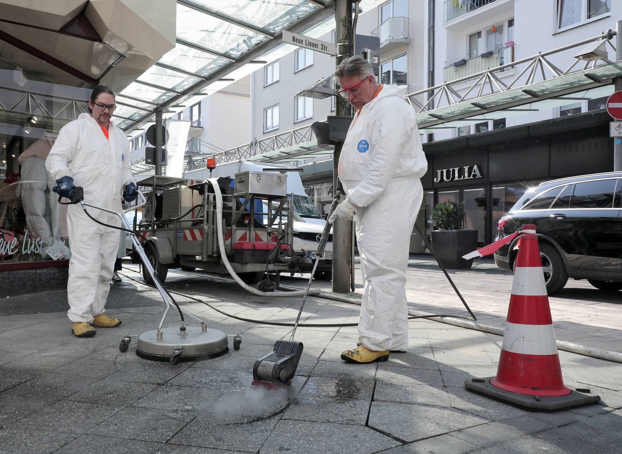 Schon im vorigen Jahr säuberten fleißige Mitarbeiter der GSAK die Böden in der Innenstadt. Archivfoto: Stadt Krefeld