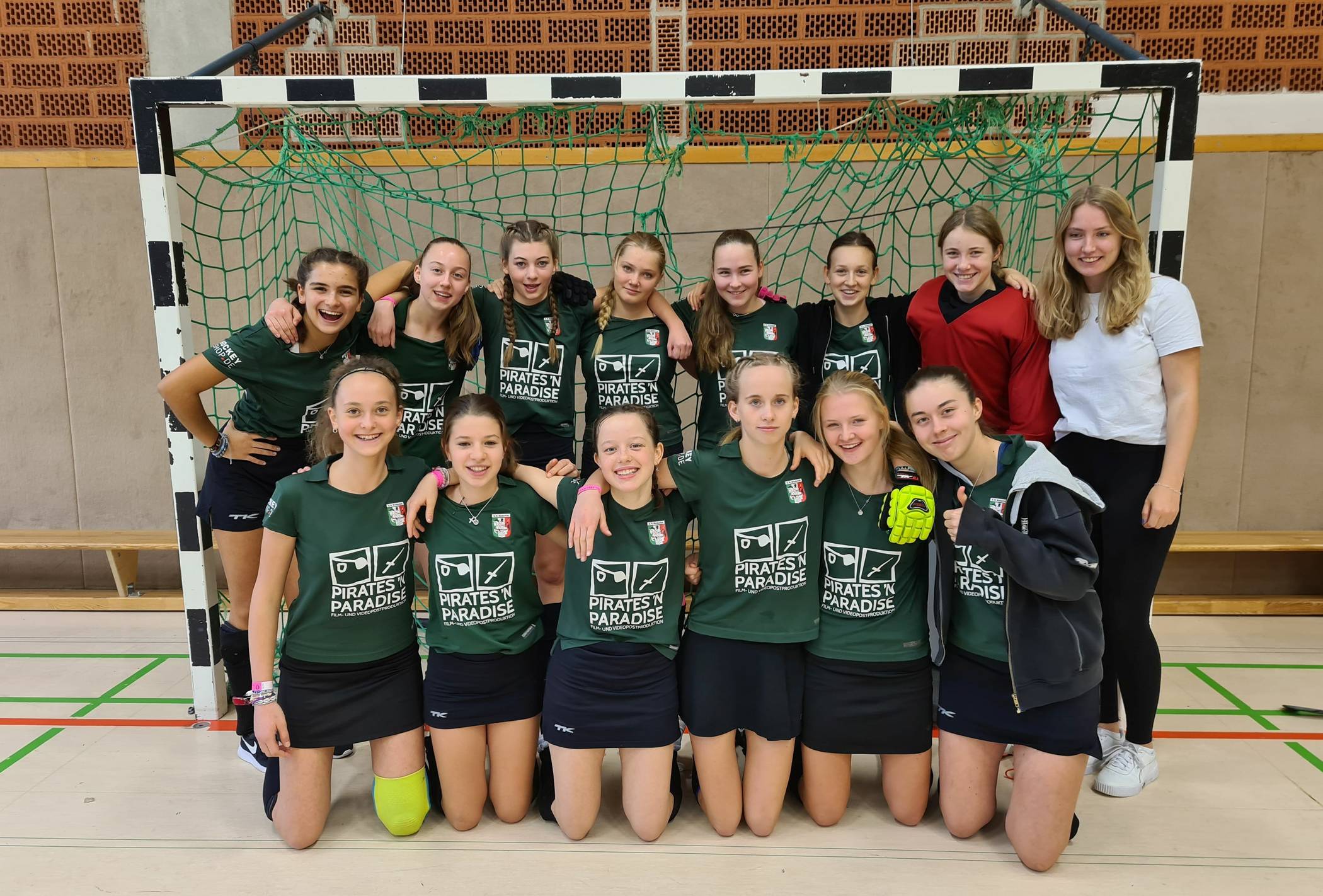  Die weiblichen Nachwuchsteams des GWR Büderich (hier das kombinierte WU16-Team mit Co-Trainerin Maleen Düser) konnten jetzt auf Landesebene zwei Meisterschaften feiern. 