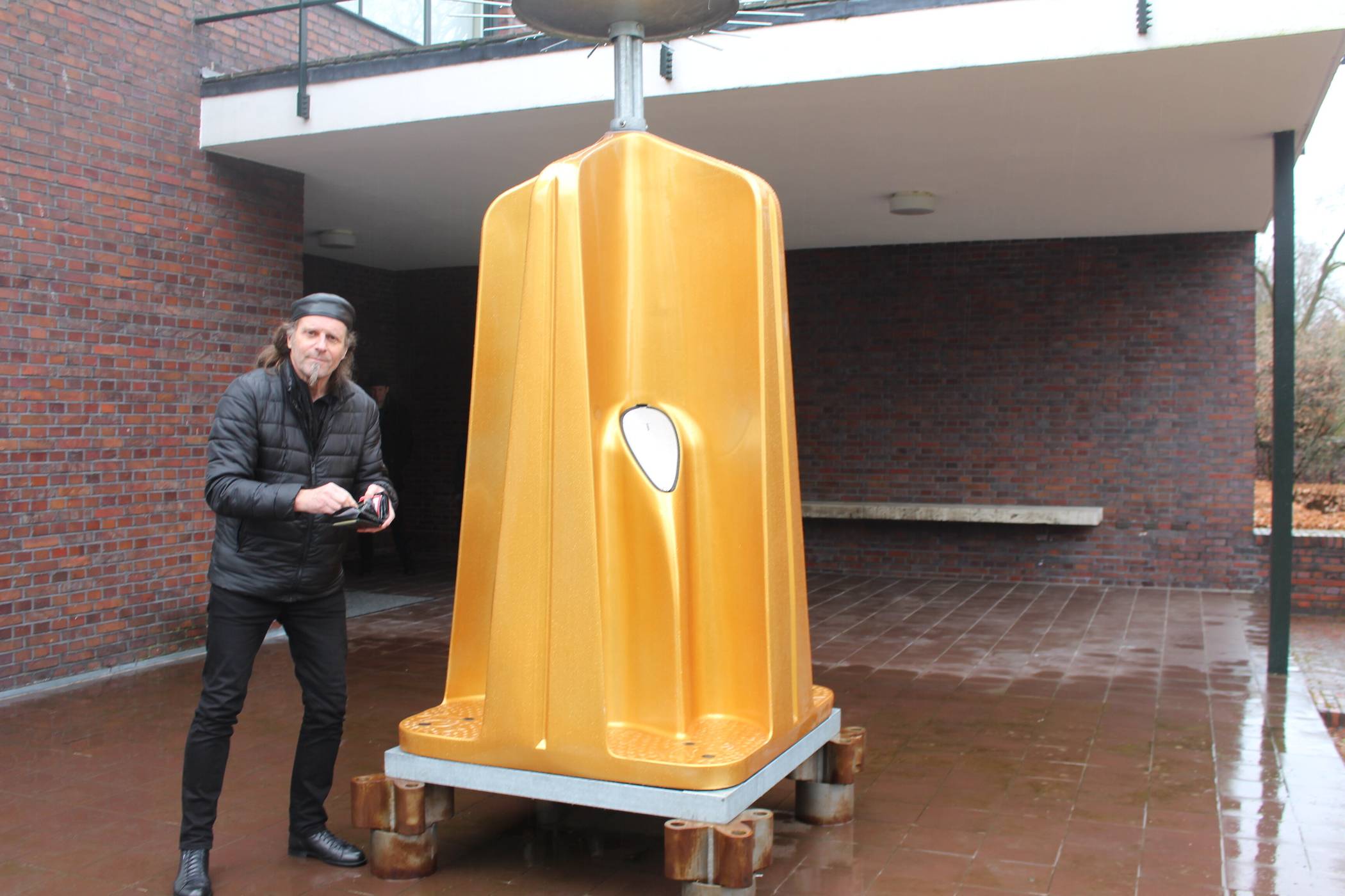 Aktuelle Ausstellung in Haus Esters: Die Kunstmuseen zeigen Design und Kunst von Krefelder Künstlern. Im Bild der Kunstprofessor Thomas Klegin mit seiner Nachbildung einer Bedürfnisanstalt, in die der Besucher Geldmünzen zur Unterstützung des Krefelder Kinserhospiz einwerfen kann. Foto: Müller