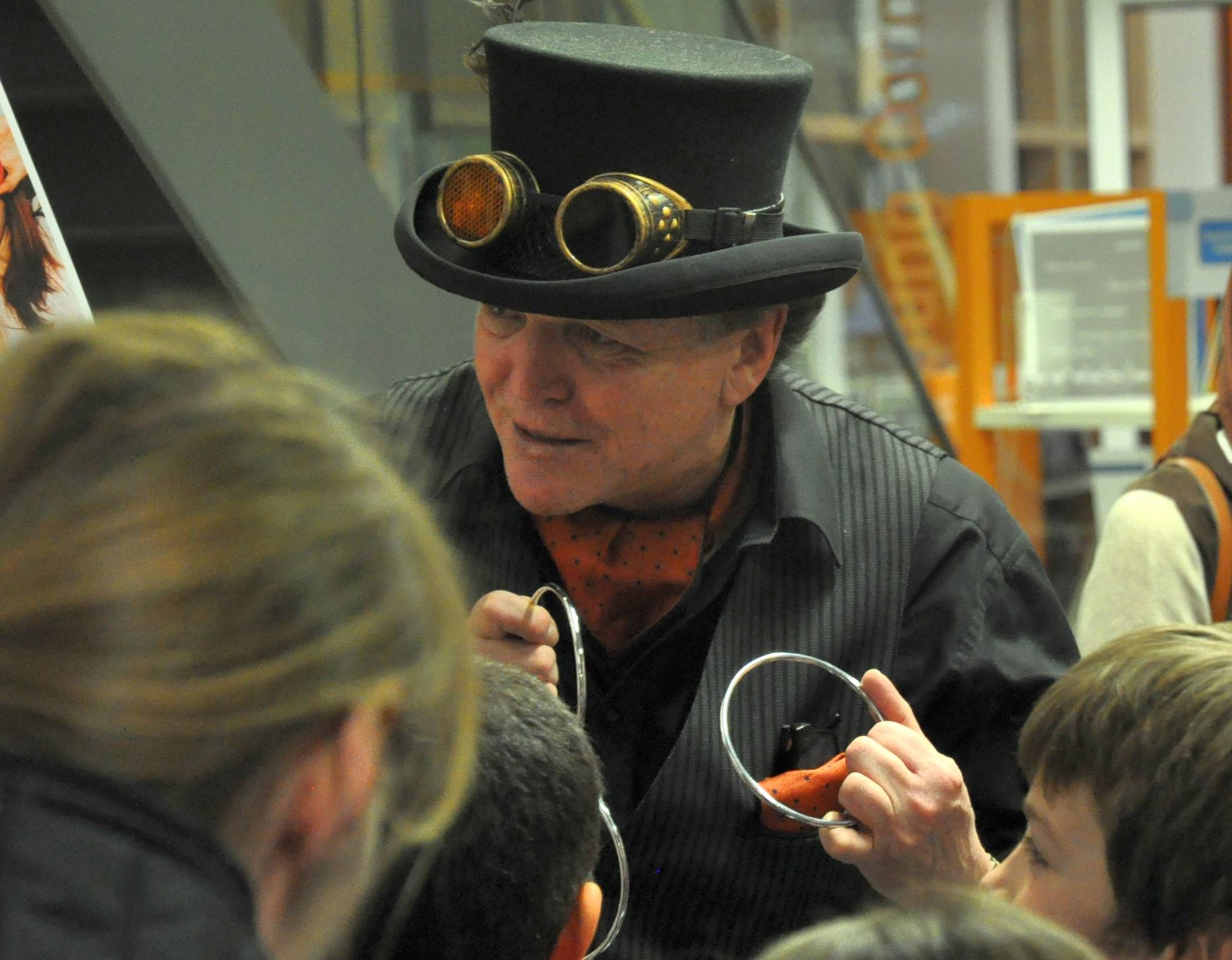 Der Zauberer Martin Freund begeisterte mit seinen Tricks die Besucher der „Nacht der Bibliotheken“ in der Stadtbibliothek Meerbusch.   