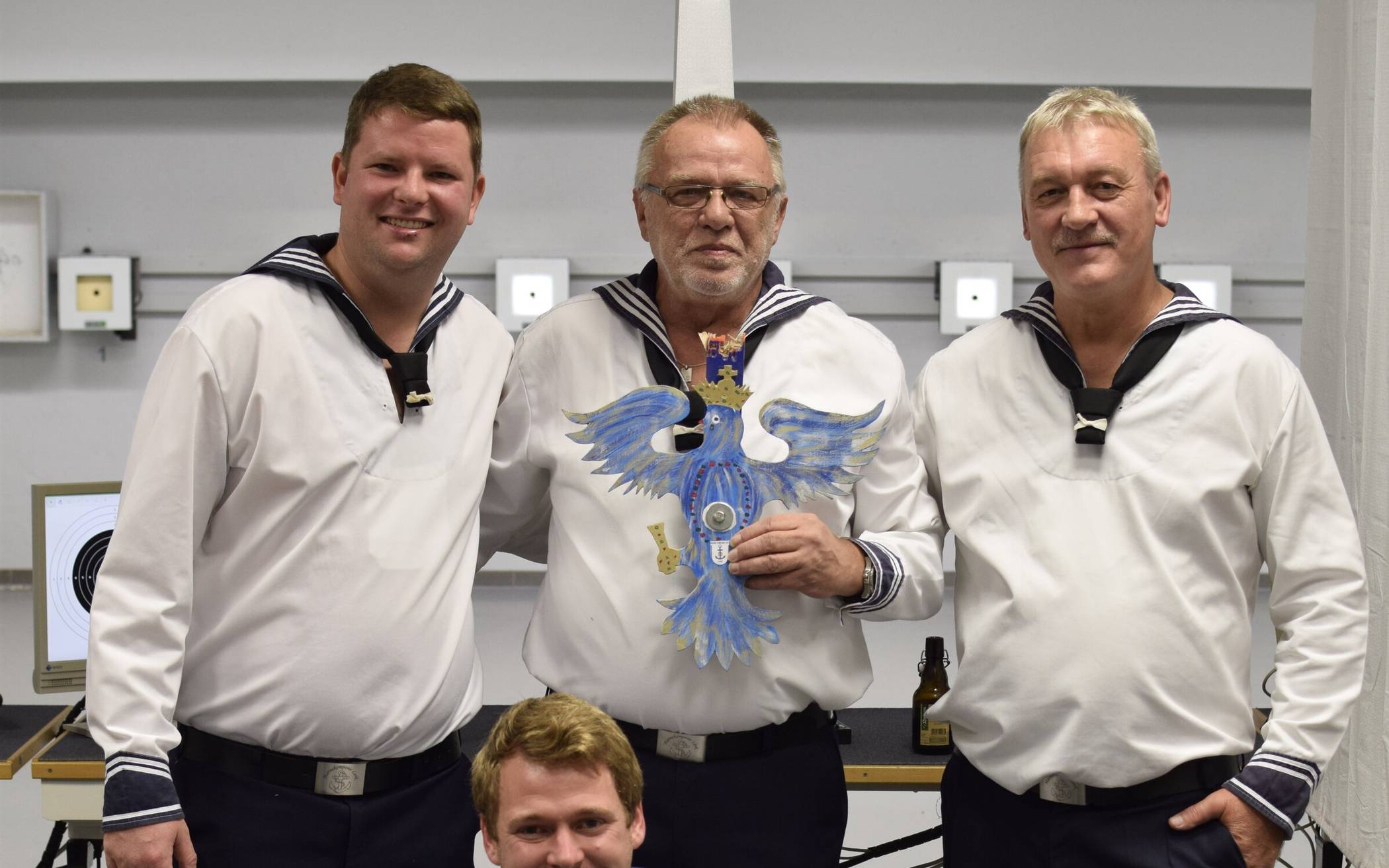  Wolfgang Günther präsentiert den erlegten Königsvogel. Ihm zur Seite stehen die Mitaspiranten Niko Kerp (l.) und Adam Zinn (r.). Unter kniend der Amtsvorgänger Daniel Beckers, der pandemiebedingt vier Jahre die Regentschaft innehatte.  