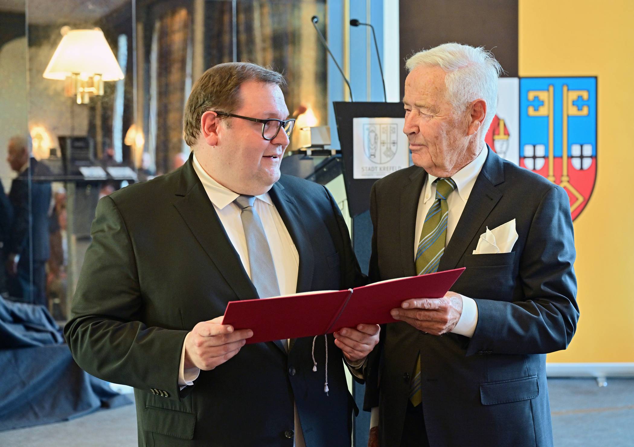 OB Frank Meyer verleiht die Urkunde der Ehrenbürgerschaft an Dieter Pützhofen.