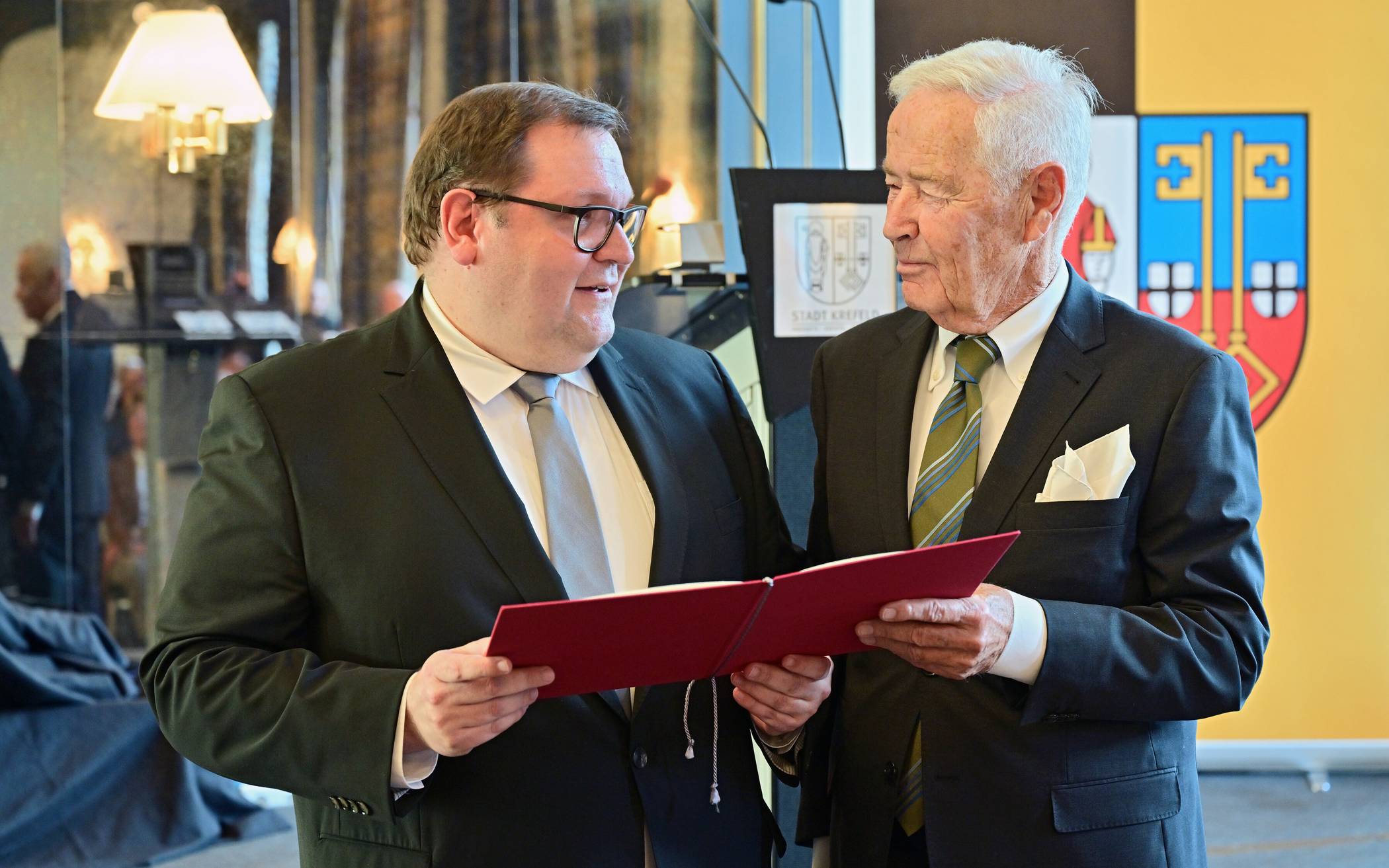 OB Frank Meyer verleiht die Urkunde