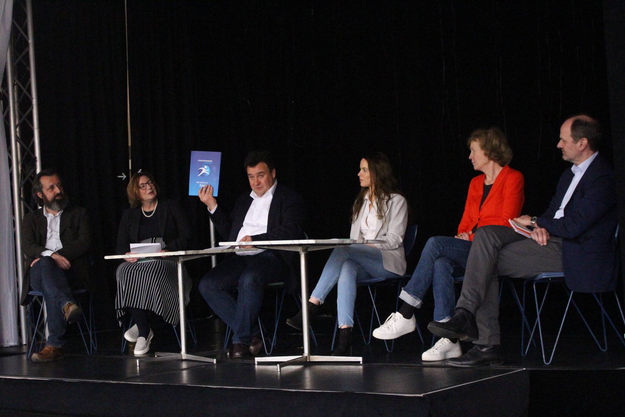  Verkünden auf der Theaterbühne das neuste Konzept zur Jugendförderung: (v.l.) der künstlerische Leiter des Kresch-Theaters Franz Mestre, Kinderärztin Maria Papaderou, Stadtdirektor Markus Schön, die Leiterin der Gemeinwesenstelle Dr. Sabrina Lesch, Kulturbeauftragte Dr. Gabriele König und der Marketingleiter des Stadttheaters Philipp Peters.  