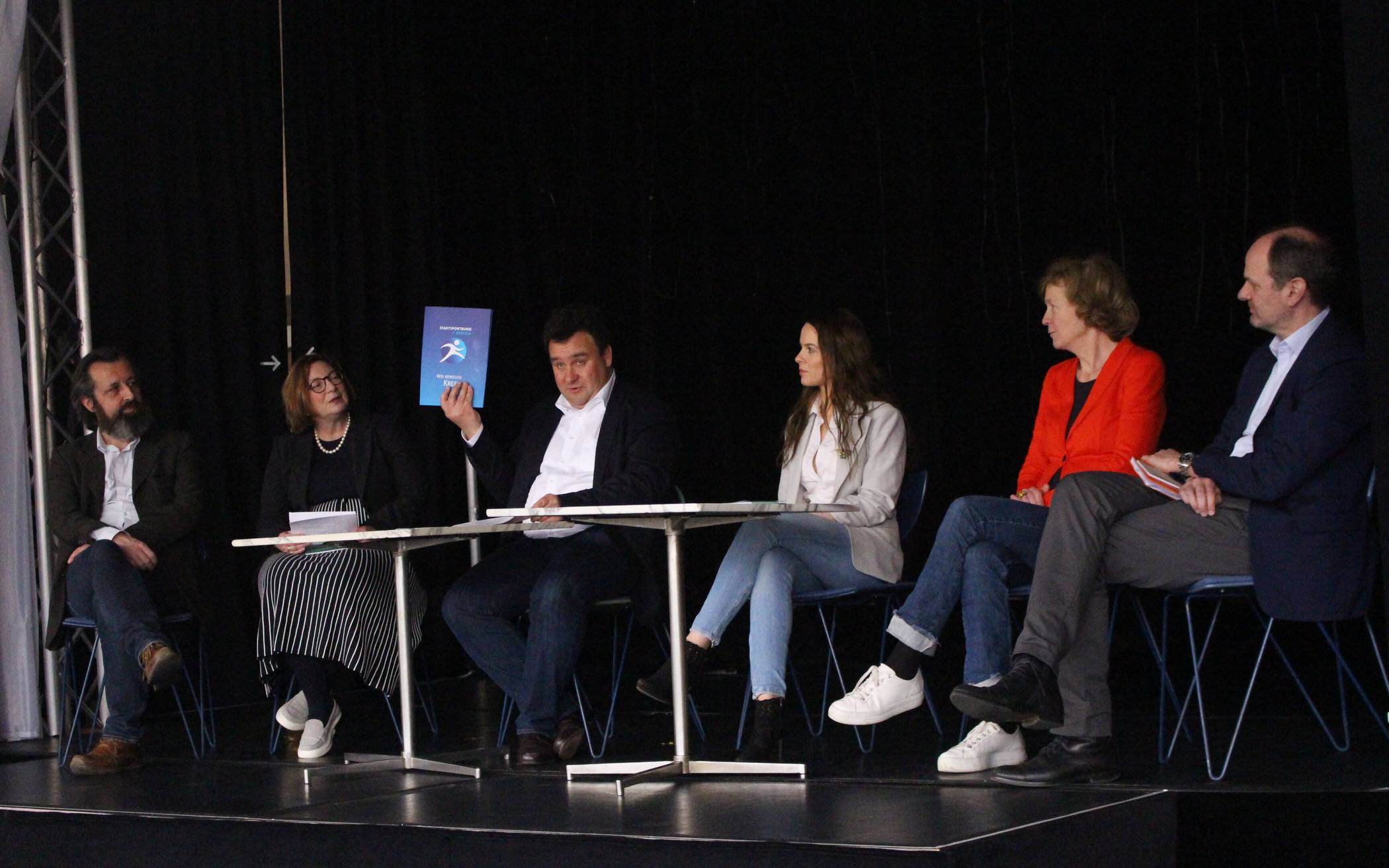 Verkünden auf der Theaterbühne das neuste