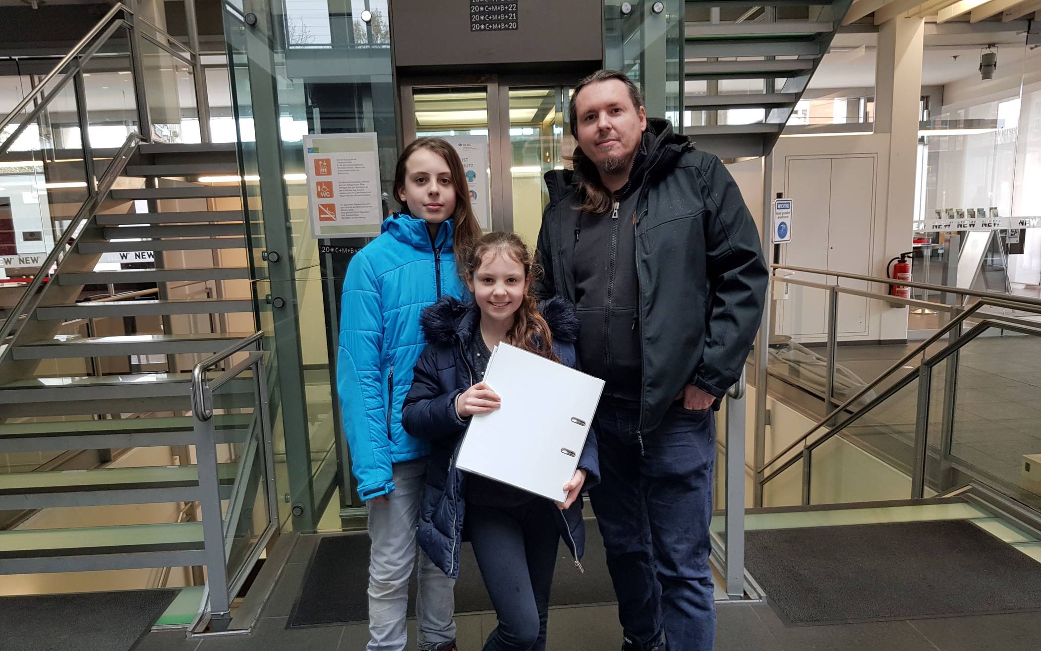  Stefan Winz mit seinen Kindern sammelte Unterschriften für den Erhalt der Primus-Schule. 