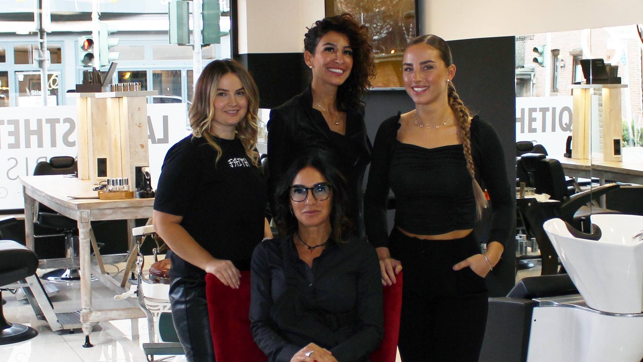  Das Team vom Haarstudio Bianco um Inhaberin Teresa Bianco (Mitte sitzend) mit Songül „Sunny“ Filiz (Mitte stehend), Loreta  Gucati (rechts) und Morena Ethemaj ist spezialisiert auf Naturhaarfarben. 