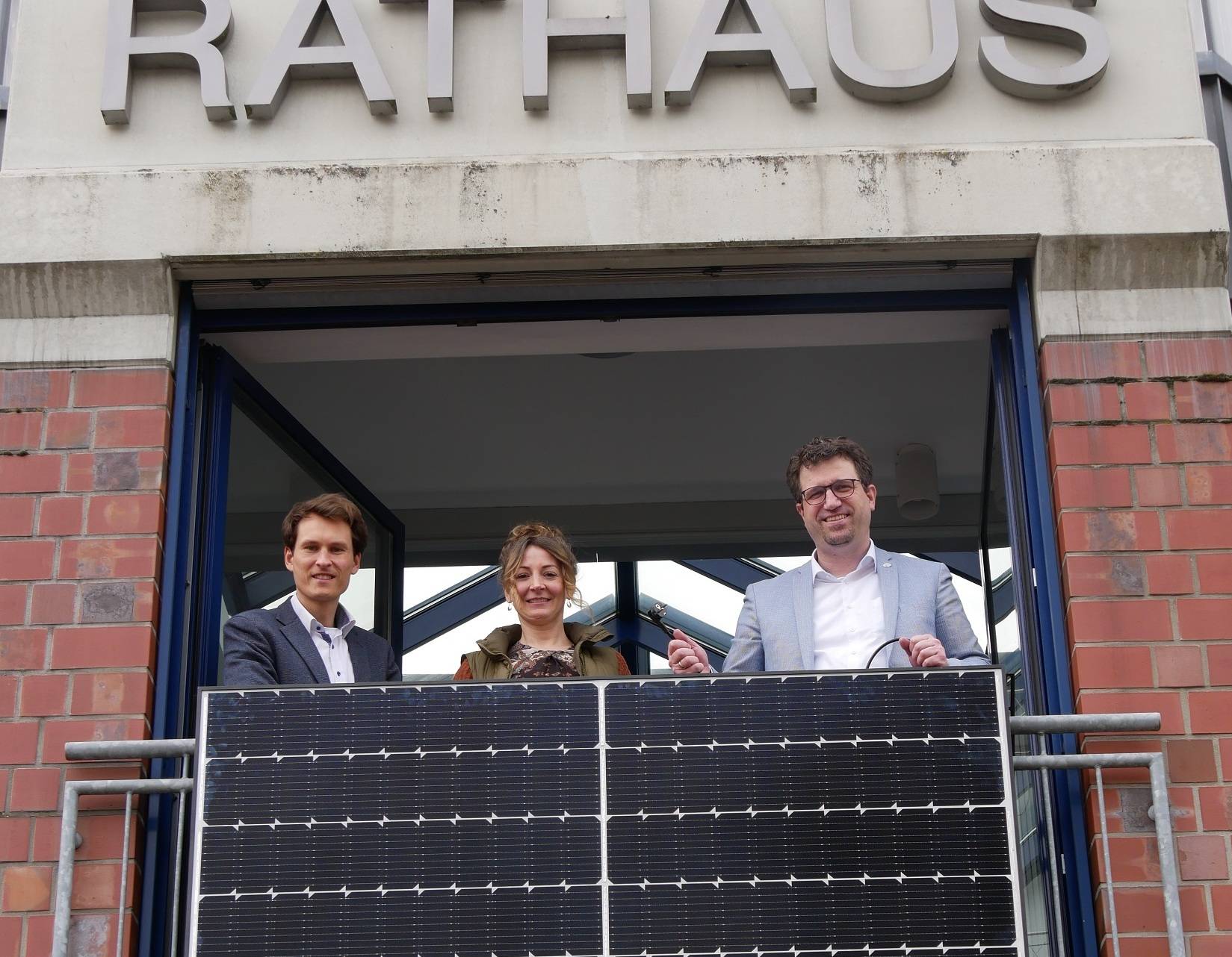  Timo Köppen (Leiter Fachbereich Klima, Nachhaltigkeit, Mobilität), Agnes Steinmetz und Bürgermeister Christian Küsters führen vor, wie leicht sich ein Modul installieren lässt.  
