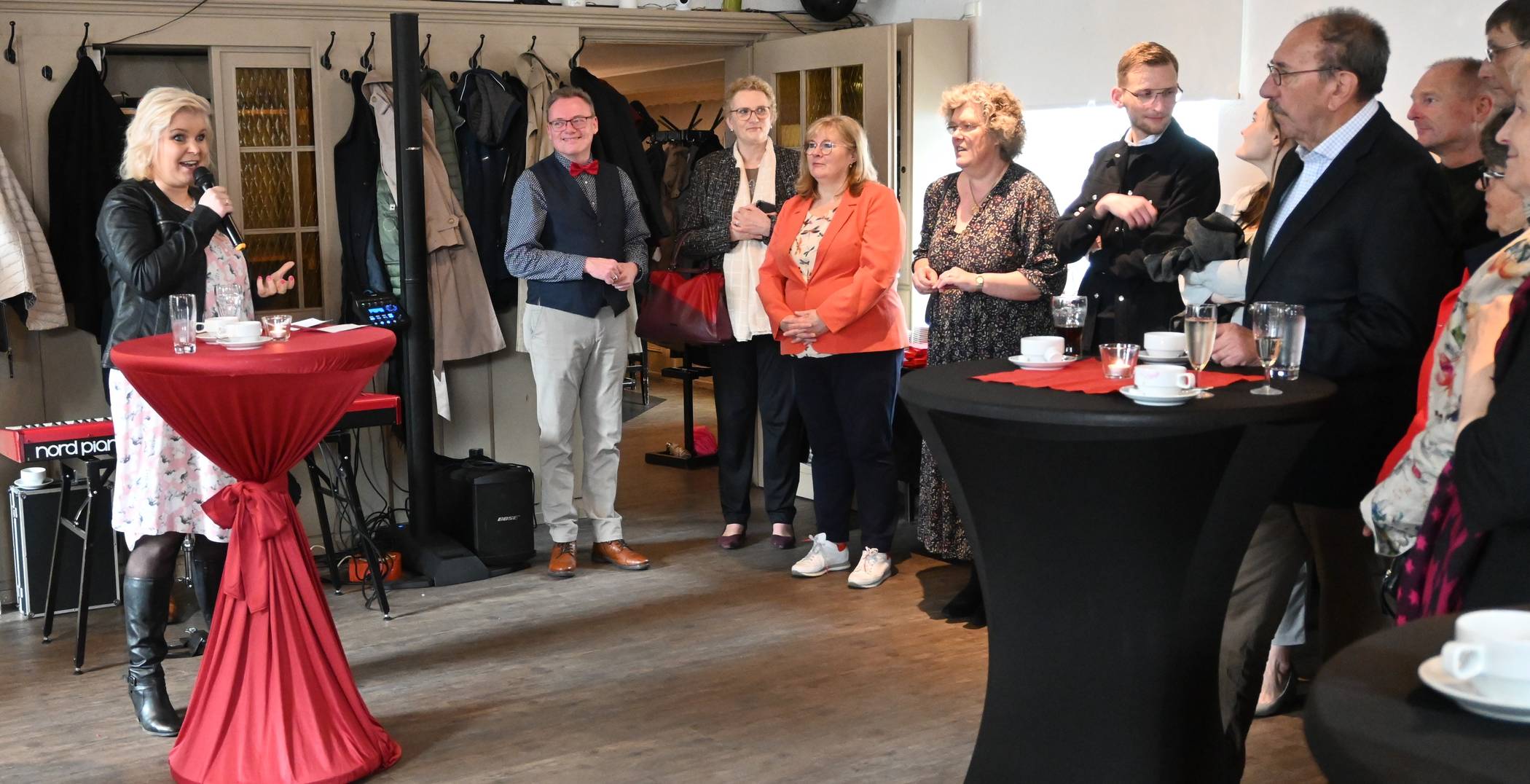 Chantal Messing (Co-Vorsitzende SPD Meerbusch, l.) sprach über die Ausrichtung der SPD Meerbusch für die nächsten zwei Jahre vor (v.l.) Oliver Werner (Co-Vorsitzender SPD Meerbusch), Marion Warden (Kreisgeschäftsführerin AWO Düsseldorf e.V.) , Nicole Niederdellmann-Siemes (Fraktionsvorsitzende SPD Meerbusch) , Petra Kammerevert (Europaabgeordnete SPD), Daniel Rinkert (Bundestagsabgeordneter SPD) und Christina Borggräfe (stellvertretende Landrätin Rhein-Kreis Neus SPD). 