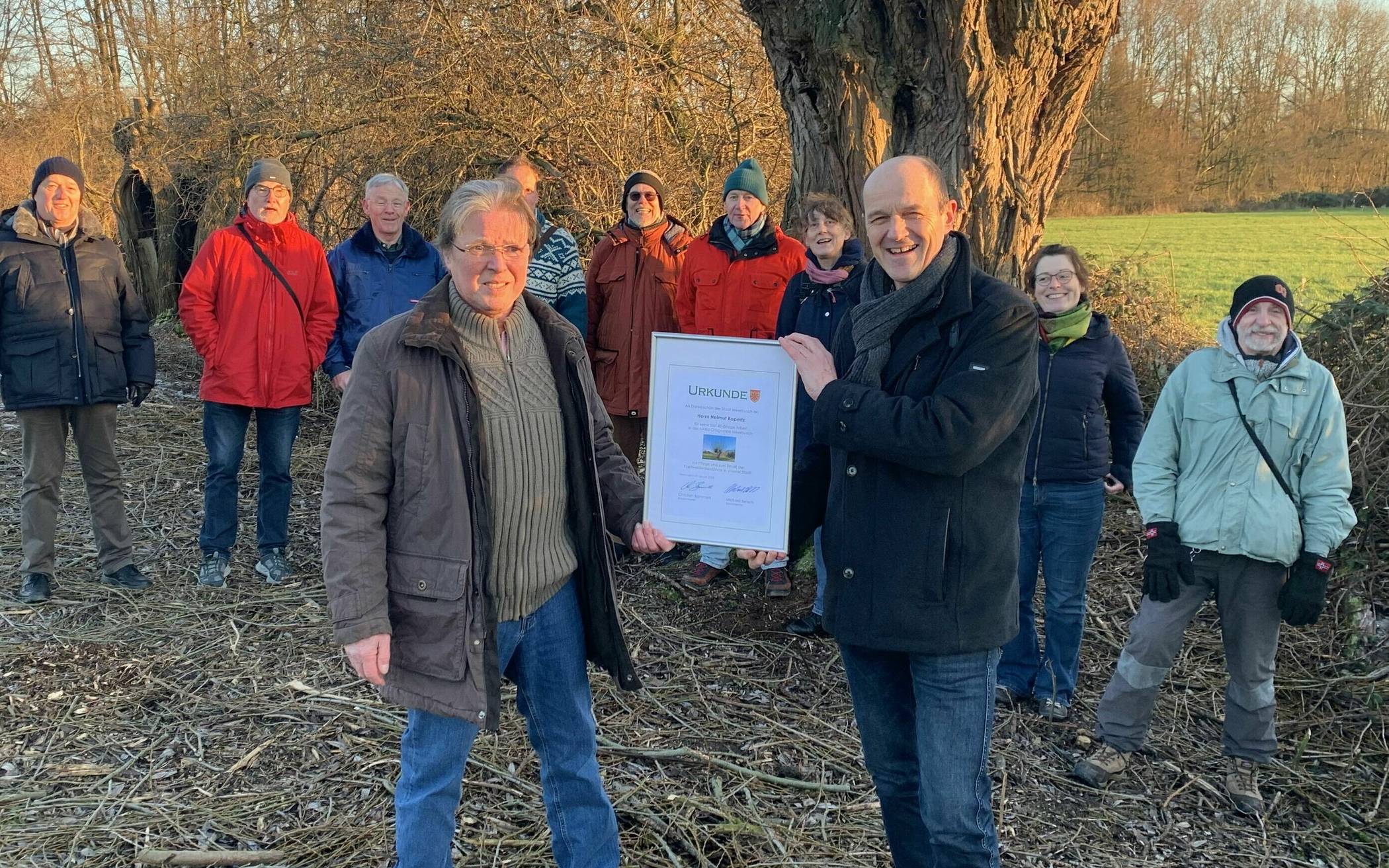 Bereichsleiter Michael Betsch (vorne r.) überreichte