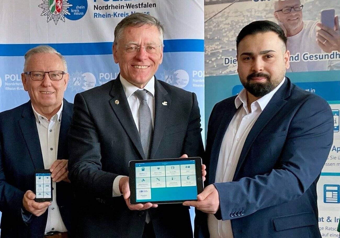  Landrat Hans-Jürgen Petrauschke (M.), Peter Beckmann (l.) und Cihan Bagci von „Gut versorgt in ...“ stellten die App-Erweiterung in der Kreispolizeibehörde vor. 