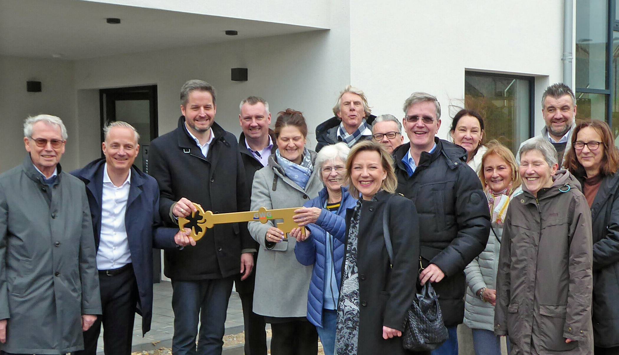  Im Beisein von Bürgermeister Christian Bommers (3. v. l.) erfolgte die symbolische Schlüsselübergabe an die Mieter der neuen Wohnanlage an der Gerhart-Hauptmann-Straße. 