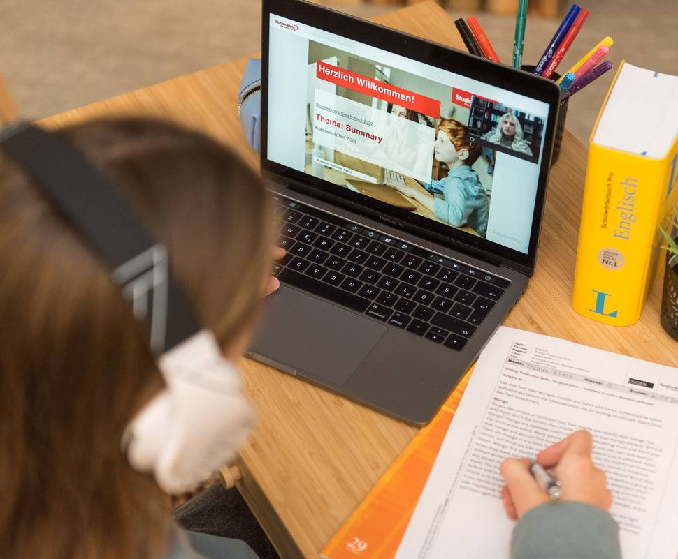 Die Online-Crashkurse des Studienkreises helfen Schülerinnen
