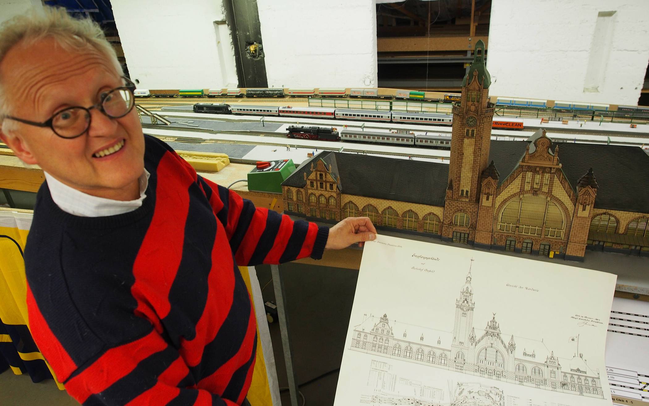  Der MEC-Vorsitzende Hans Peter Domels vor dem Modell des Krefelder Hauptbahnhofs. 
