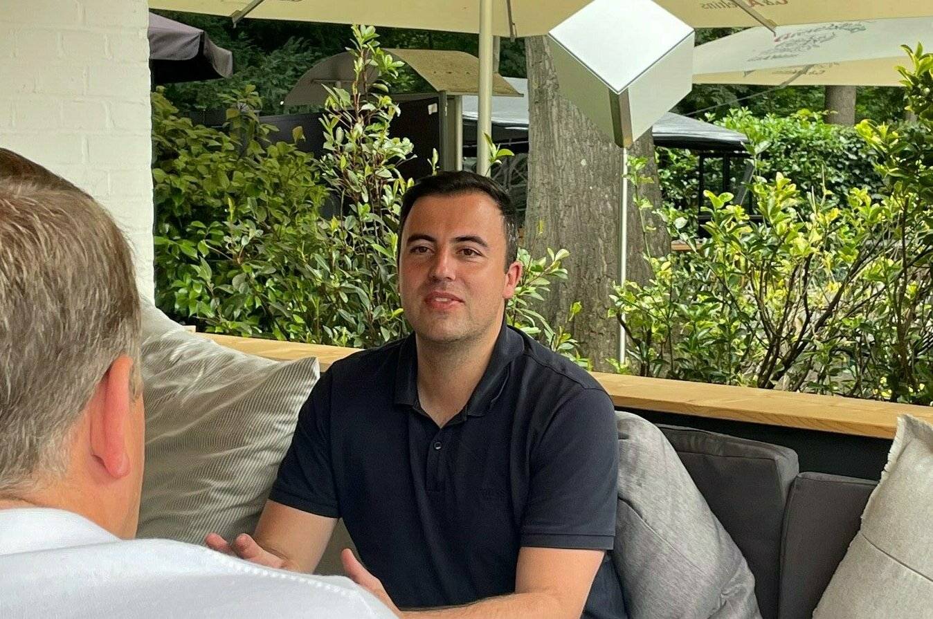 Dr. Simon Krivec, Vorsitzender der HSG Krefeld-Niederrhein (rechts) im Gespräch mit Extra-Tipp-Redaktionsleiter Jörg Zellen. 