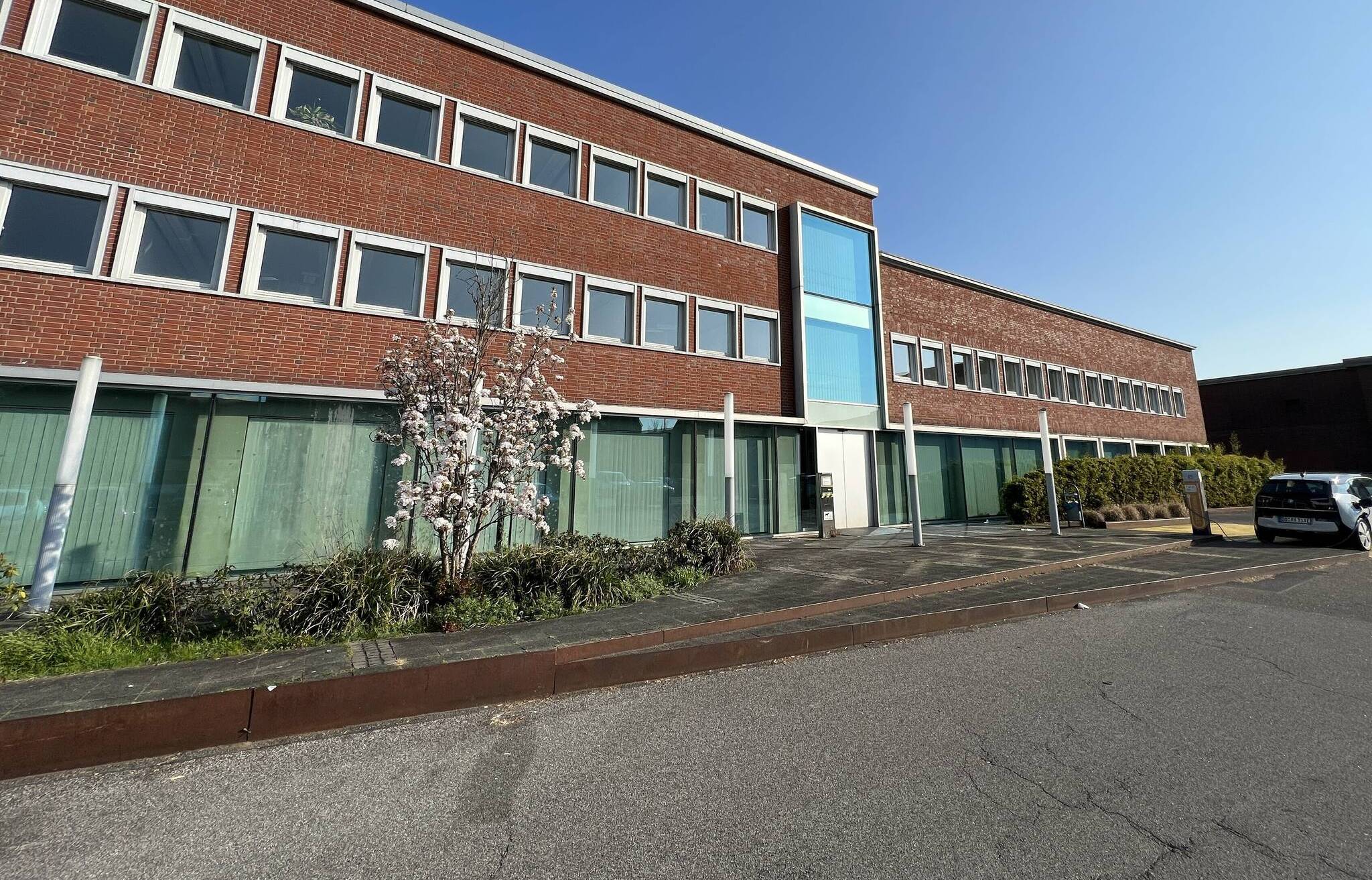  Der Geschäftsbereiche Jugend, Schule, Sport, Kultur sowie Personenstand und Ordnung des Fachbereiches Freizeit, Familie und Sicherheit um Beigeordnete Brigitte Schwerdtfeger ziehen jetzt die ehemaligen Stadtwerke-Gebäude.   