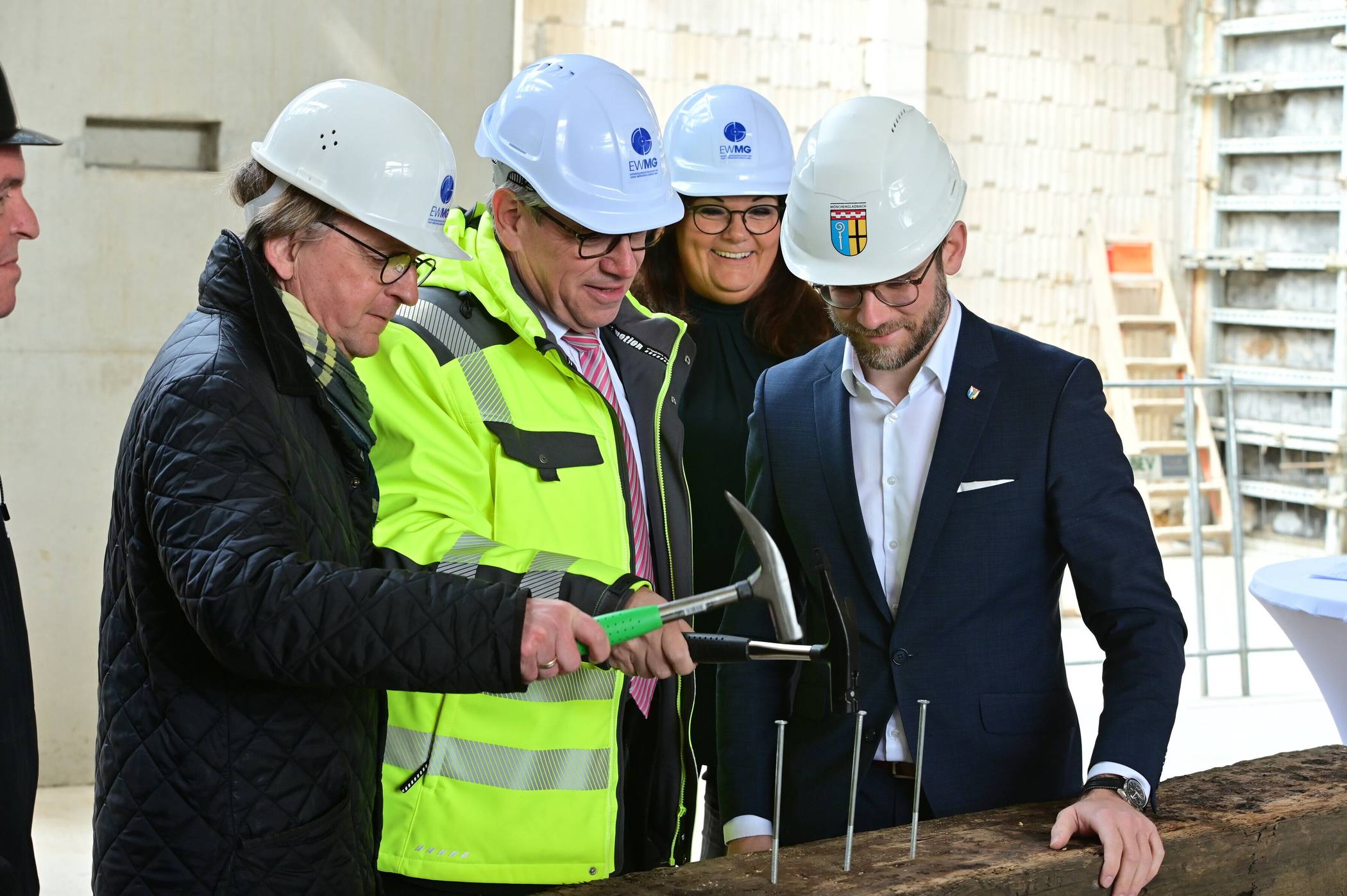  Richtfest am neuen Bahnhofsgebäude in Rheydt. Dabei durfte der Bauherr natürlich den letzten Nagel selber einschlagen. Von links: Baudezernent Dr. Gregor Bonin, EWMG-Chef Ulrich Schückhaus, Oberbürgermeister Felix Heinrichs, im Hintergrund Kerstin Schaaf, Leiterin Immobilienentwicklung bei der EWMG. 