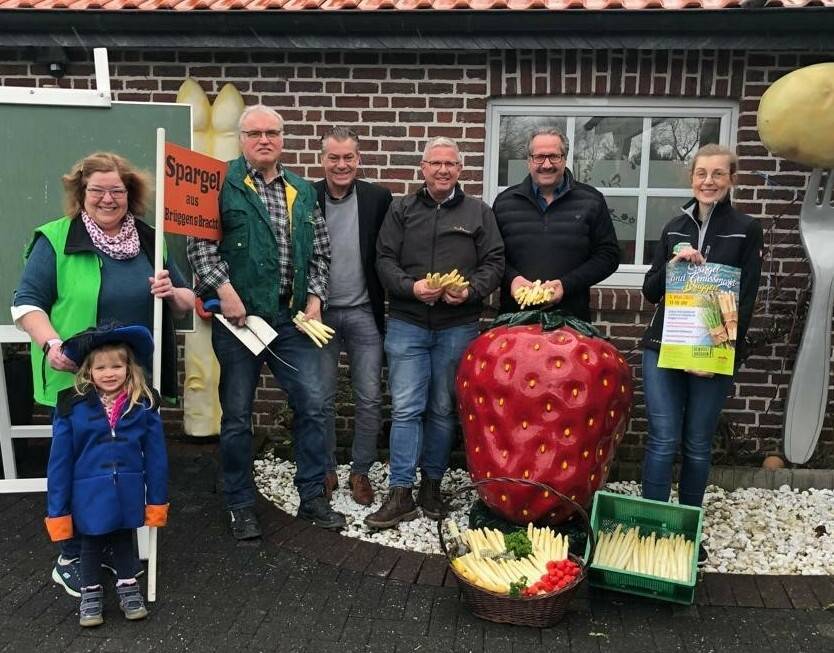 Burgi-Kind Nora Moitzheim, dahinter v.l. Ingrid Brinkman, Paul Brinkman (Paul‘s Spargel), Bürgermeister Frank Gellen, Dieter Jacobs (Jakobs-Spargel), Udo Meerts und Christina Ingenrieth (Genholter Hof).    