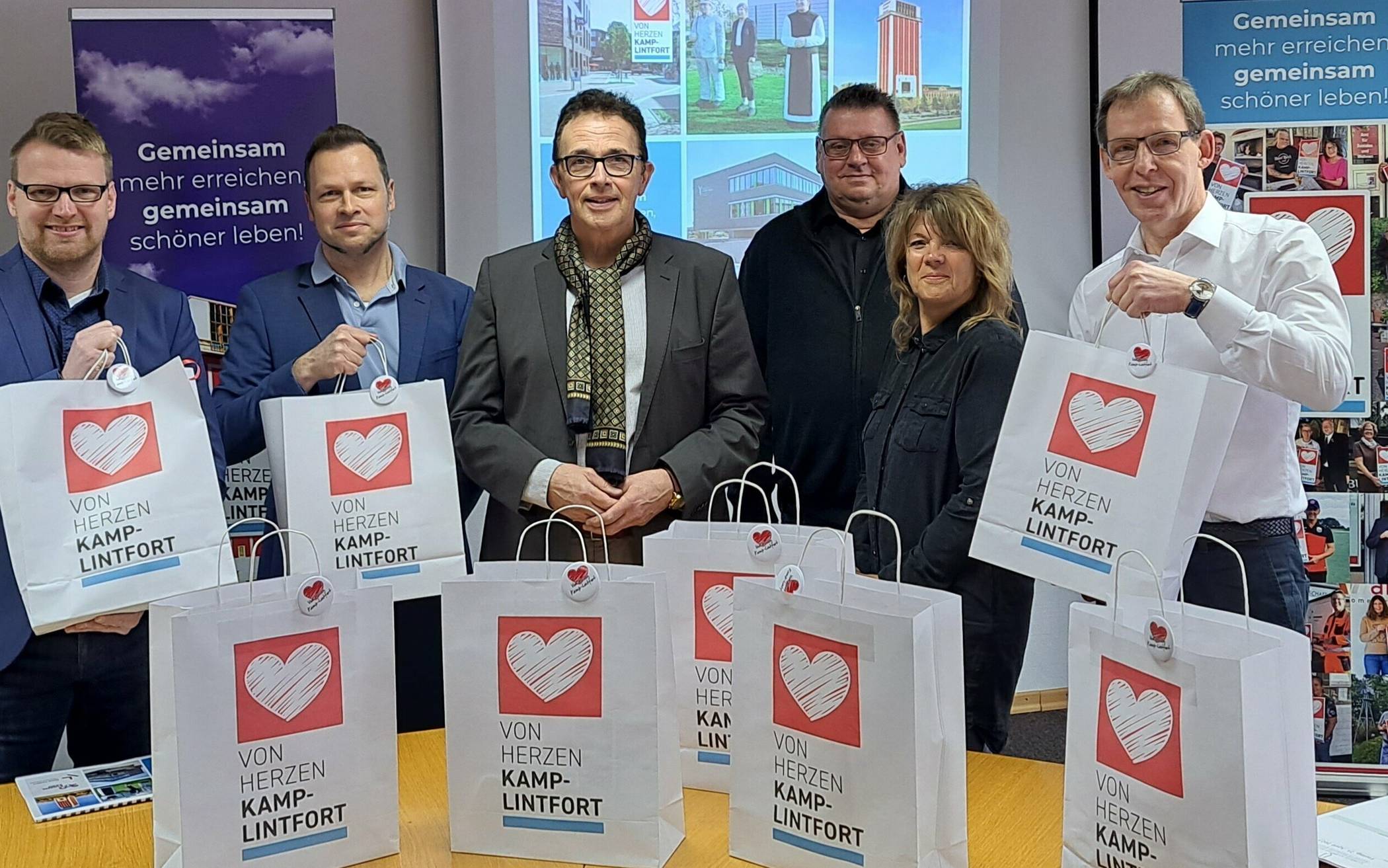 Gemeinsam und mit Herz für Kamp-Lintfort: Wirtschaftsförderer Andreas Iland, Thomas Scheffler (Art&amp;Design), Bürgermeister Prof. Dr. Christoph Landscheidt, Harald Jansen (KMS GmbH), Geschäftsführerin Bettina Reiner und Andreas Wiesner (MATT Optik und Akustik). 
