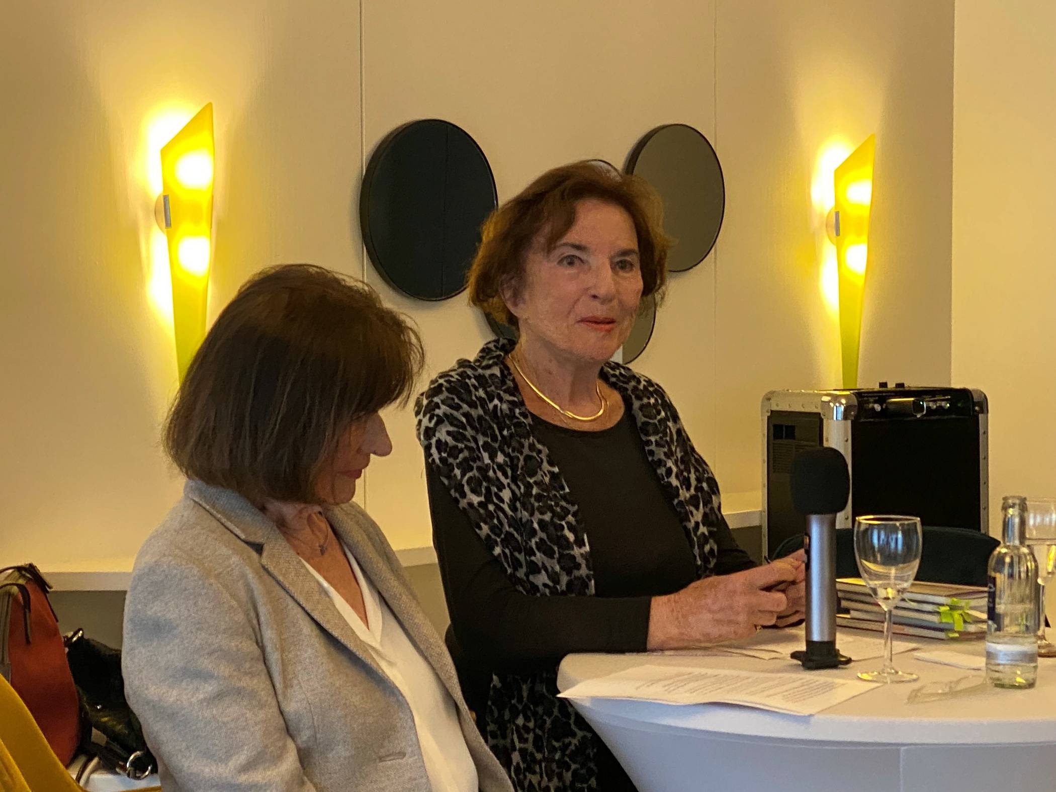  Im Mittelpunkt des MKK-Kulturstammtischs: die Meerbuscher Künstlerin Eri Krippner (r.). 