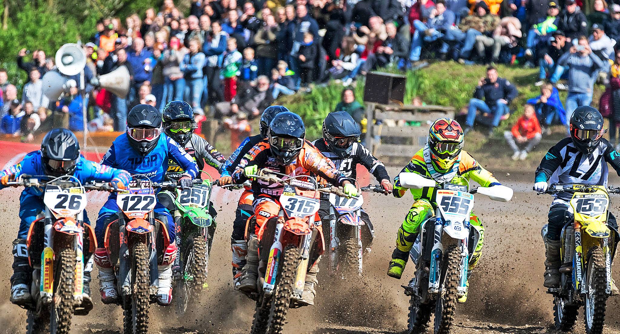 Immer wieder ein besonderes Erlebnis, wie hier 2018: Die „Big Boys“ der Open-DM schießen vom Startgatter los und rasen auf die erste Kurve zu. 