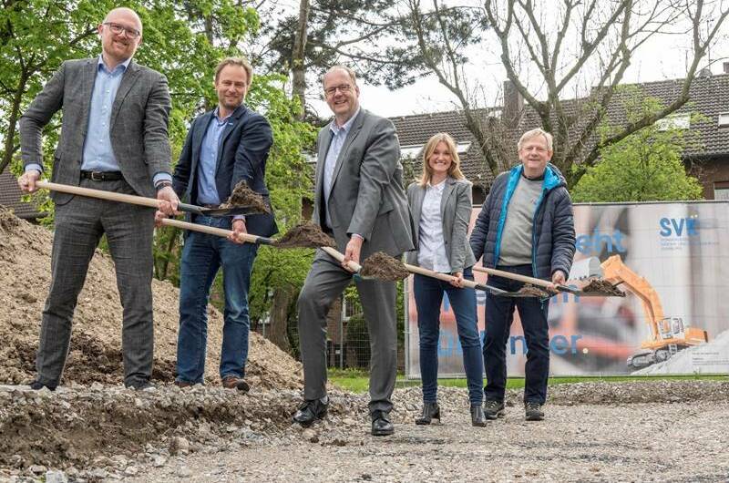 Spatenstich für die neue Kita im Herkenweg in Rheinhausen – mit (v.l.) Duisburgs Oberbürgermeister Sören Link, Stadtdirektor und SVK-Betriebsleiter Martin Murrack, GEBAG-Geschäftsführer Bernd Wortmeyer, Sandra Altmann (Prokuristin der GEBAG und Betriebsleiterin SVK) und Ferdi Seidelt (stellvertretender Bezirksbürgermeister). 