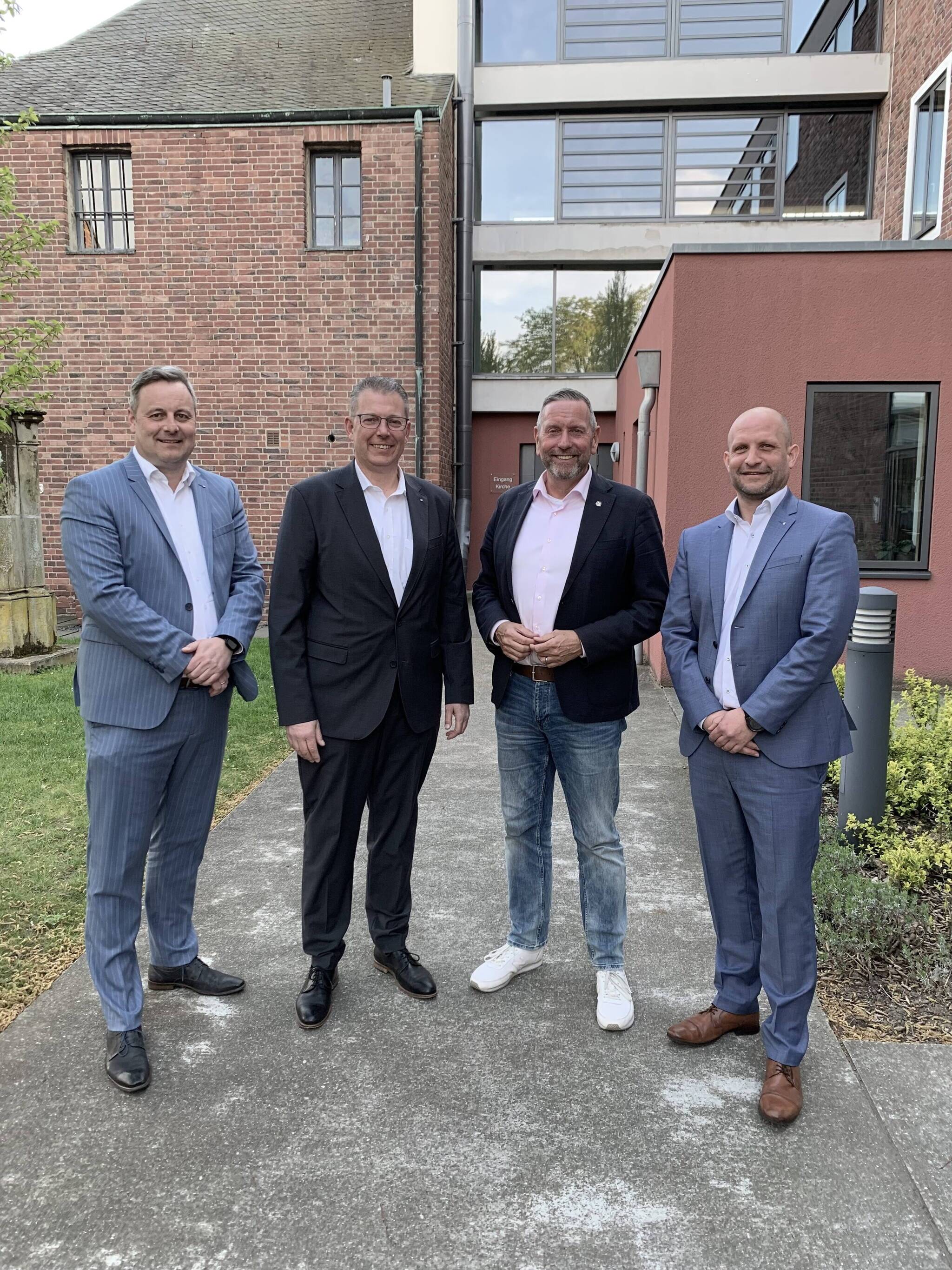  Bürgerrunde der CDU Willich zu Finanzthemen (von links): Christian Fegers und Carsten Thören von der Volksbank Mönchengladbach, CDU-Chef Guido Görtz und Marco Jütten von der Sparkasse Krefeld. Foto: CDU Willich  