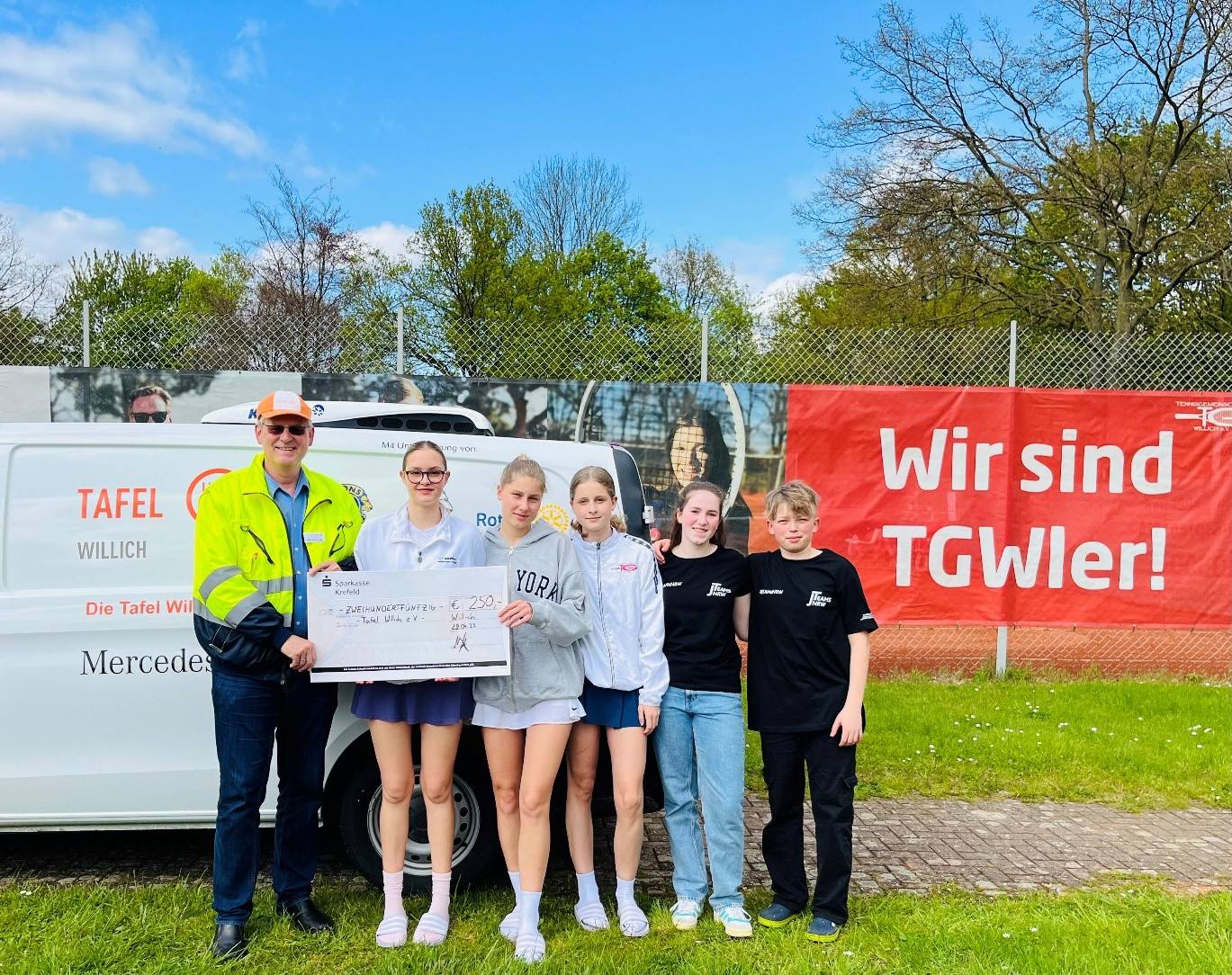 Andreas Stumpf von der Willicher Tafel freut sich über die Spende, die Lola, Nele, Jette, Mia und Moritz von der TG Willich überreichten (v.l.).   