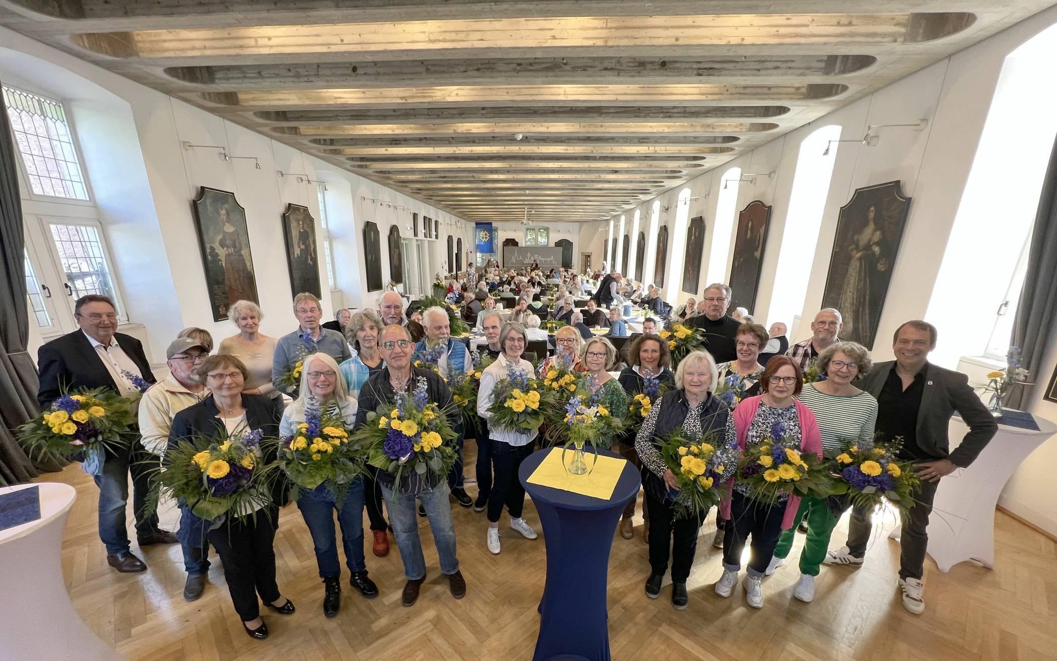  Nach drei Jahren Corona-Pause gab es jetzt im Schloss Neersen ein Ehemaligentreffen der Angestellten der Stadtverwaltung - geballte 4.000 Jahre Verwaltungserfahrung.  