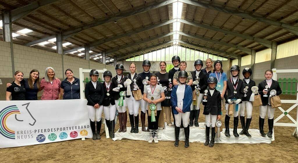 Beim Jugendvierkampf des Kreispferdesportverbands Neuss konnten die Reiterinnen und Reiter des RVO gute Ergebnisse erzielen. 