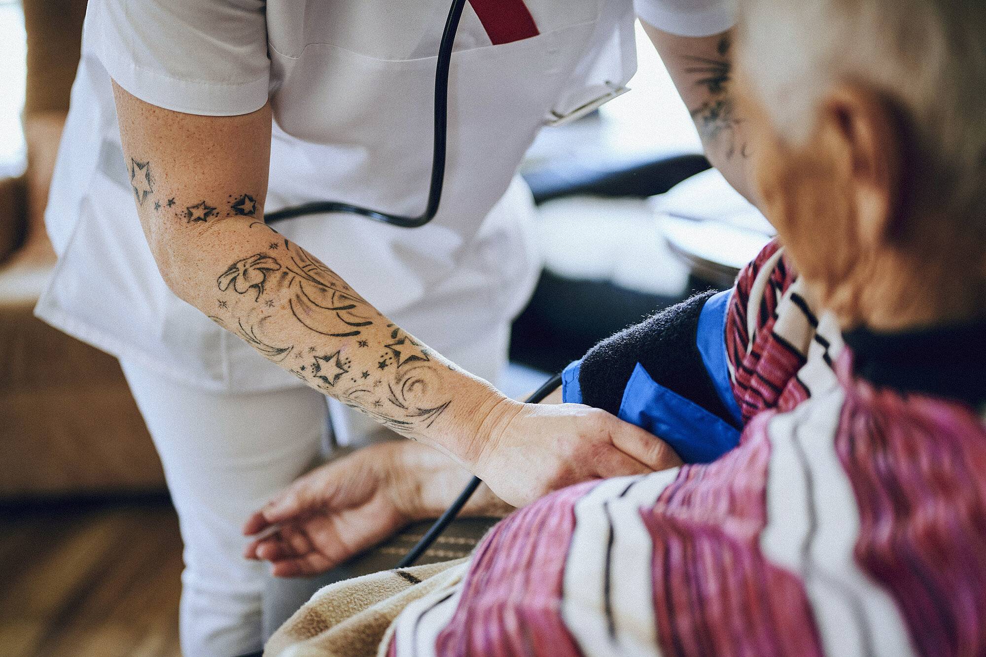 Die Rahmenbedingungen in der Pflege sind nach wie belastend für alle Beteiligten. 