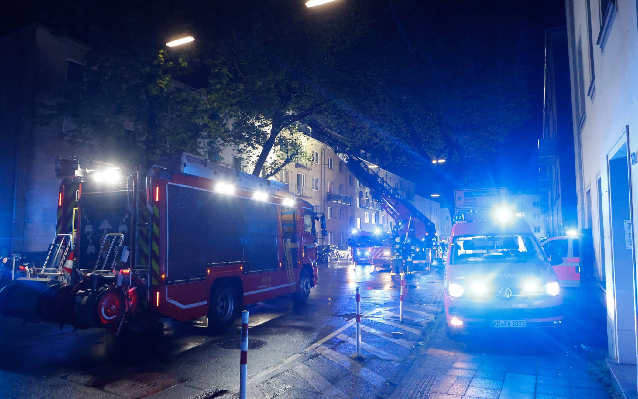 Flammen und Rauch drangen aus Dachstuhl