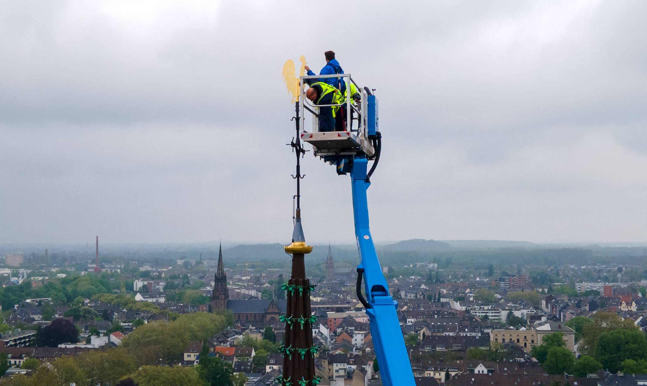 St. Dionysius hat wieder einen Kirchturmhahn